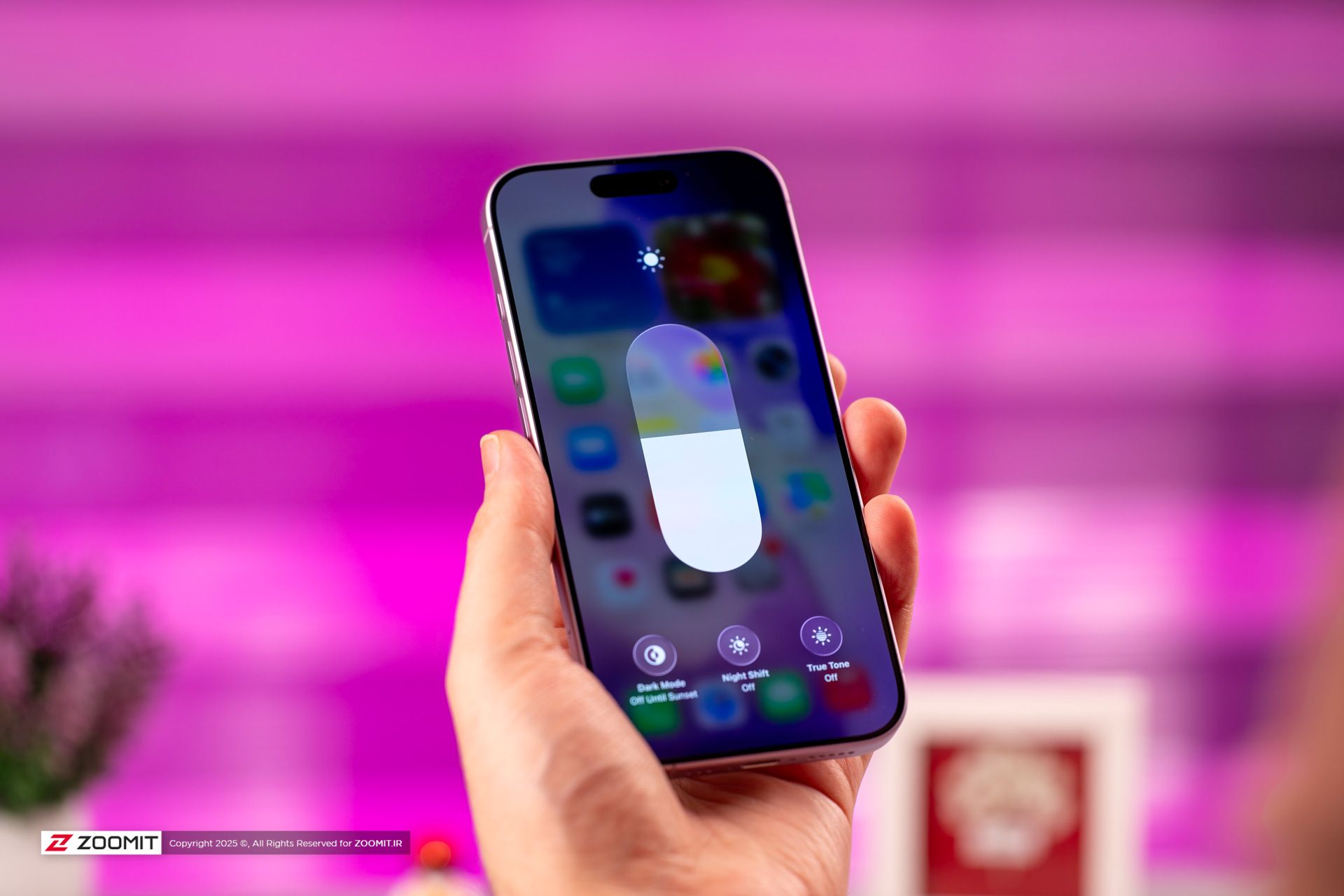 تنظیمات روشنایی آیفون بنفش روی صفحه نمایش در دست