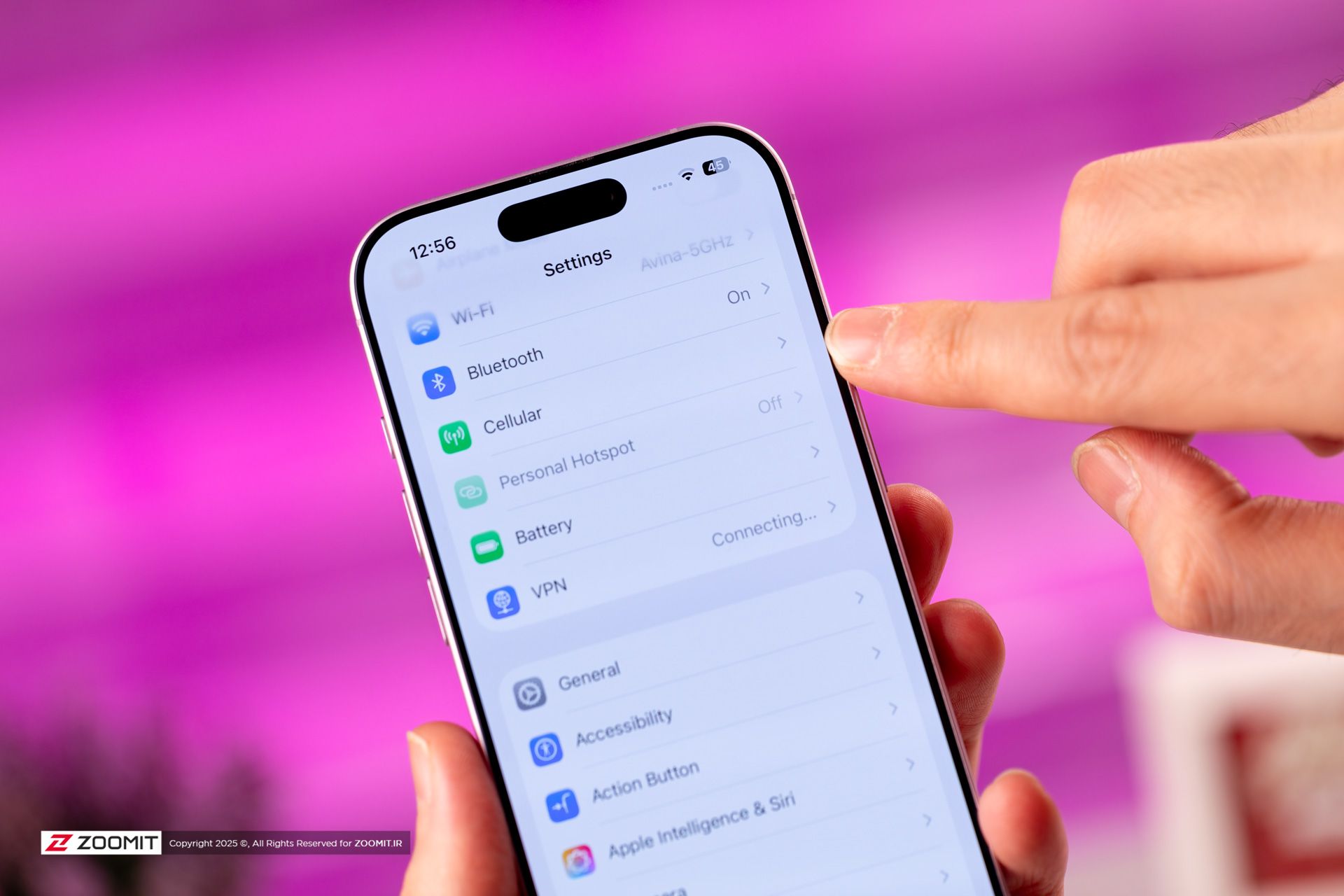 صفحه تنظیمات شبکه و اتصالات روی آیفون بنفش در دست