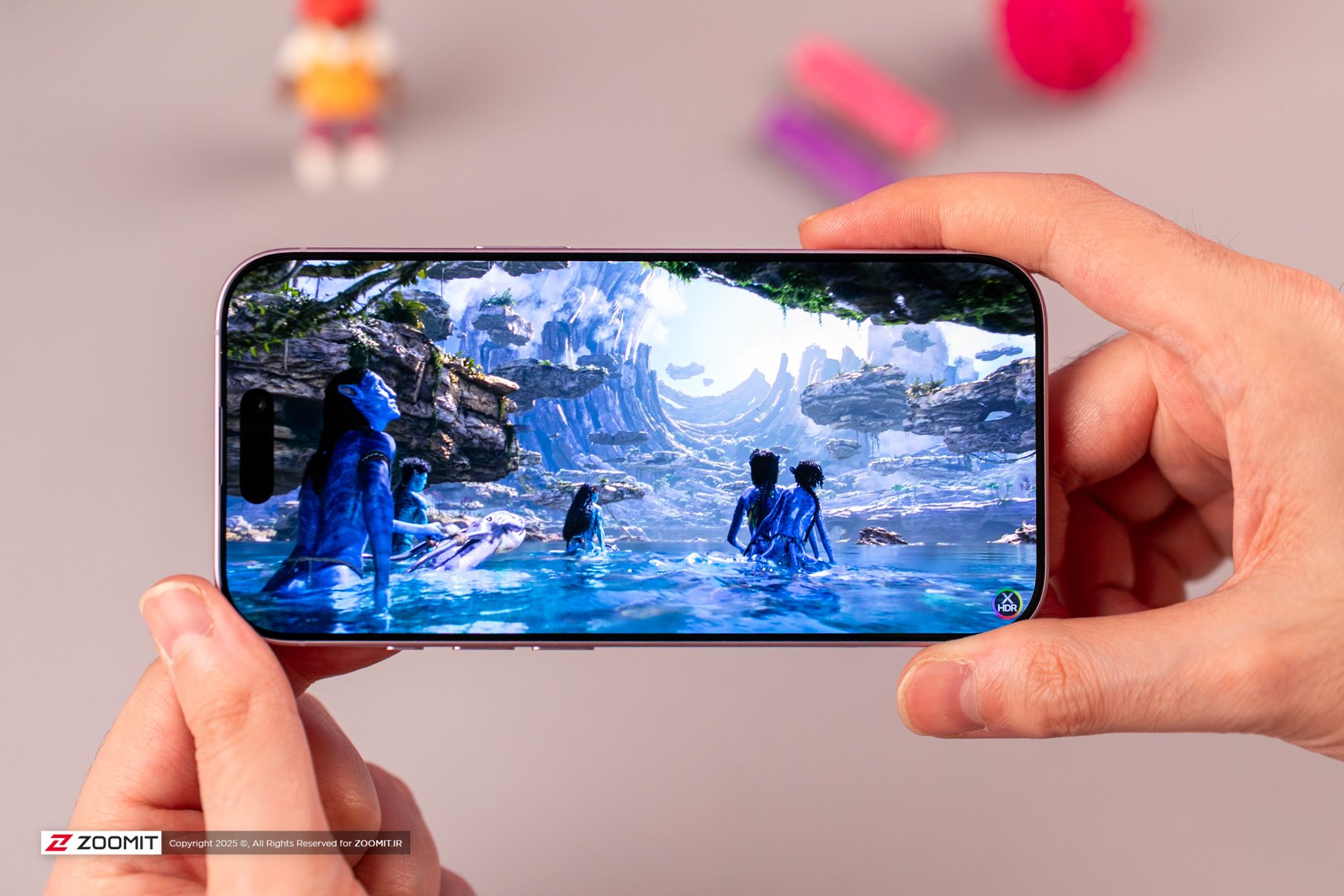 نمایش محتوای ویدیویی روی آیفون بنفش در حالت افقی