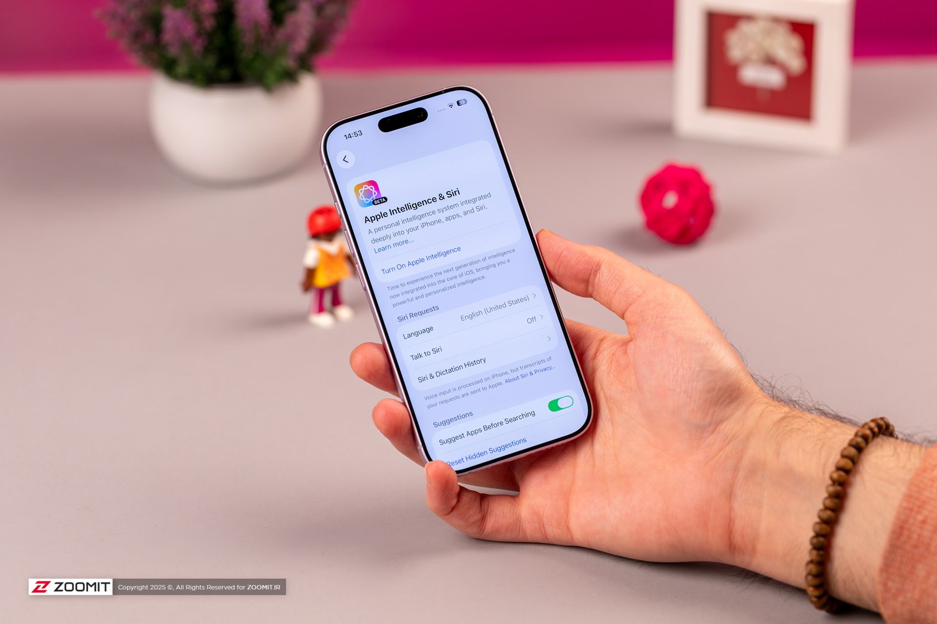 آیفون بنفش در تنظیمات Apple Intelligence & Siri در دست 