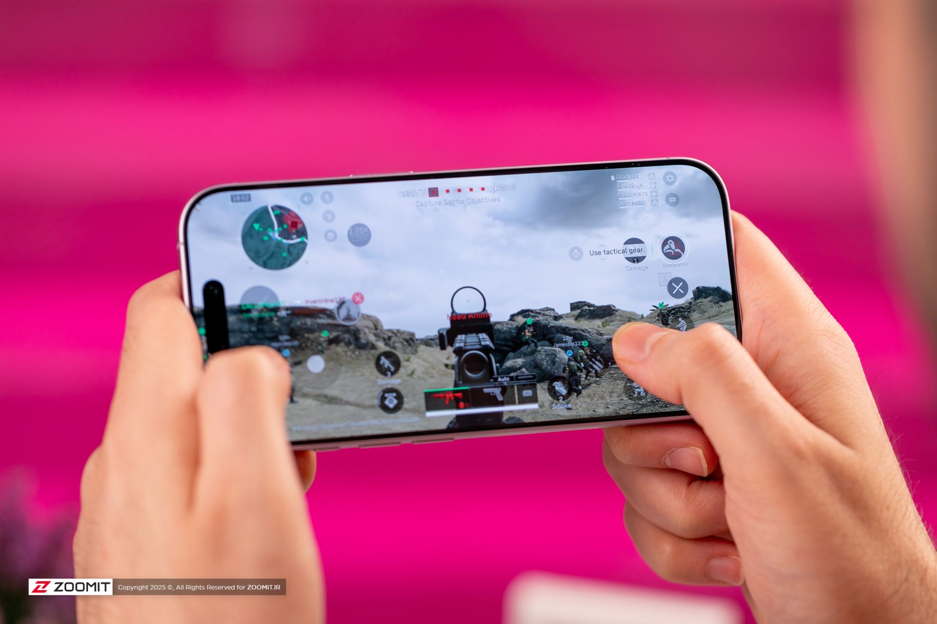 کاربر در حال بازی با آیفون ۱۷