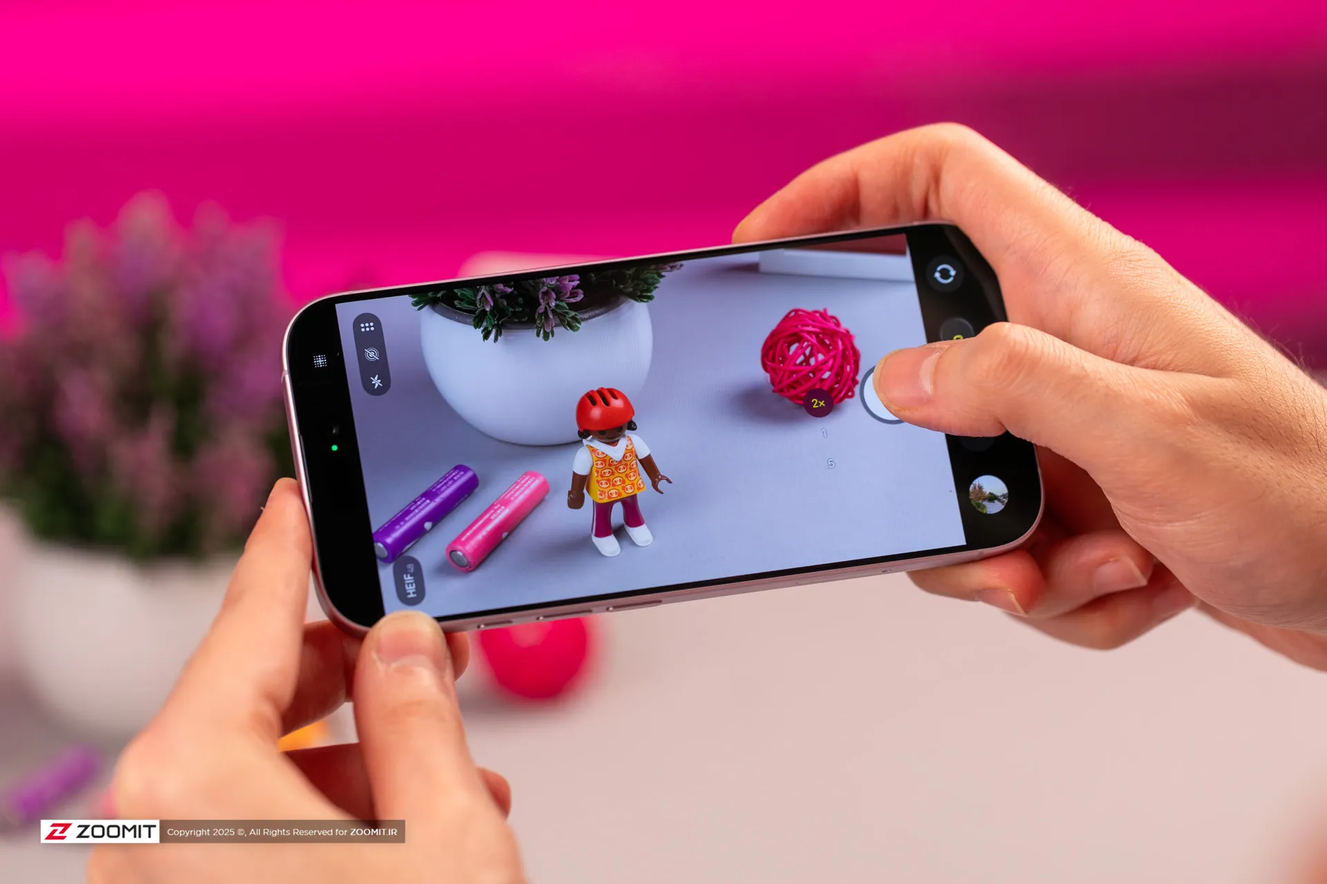 کاربر در حال عکاسی با آیفون ۱۷