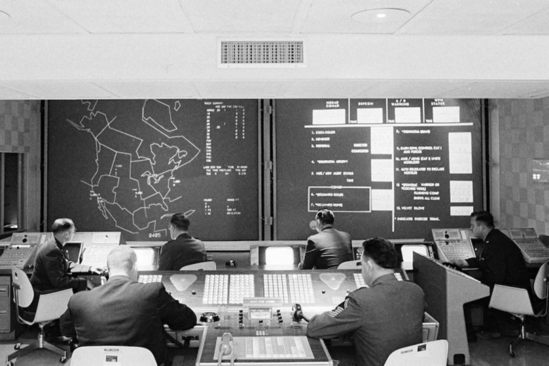 یک ژنرال آمریکایی و یک مارشال هوایی کانادایی به‌طور مشترک در حال مدیریت پدافند هوایی آمریکای شمالی