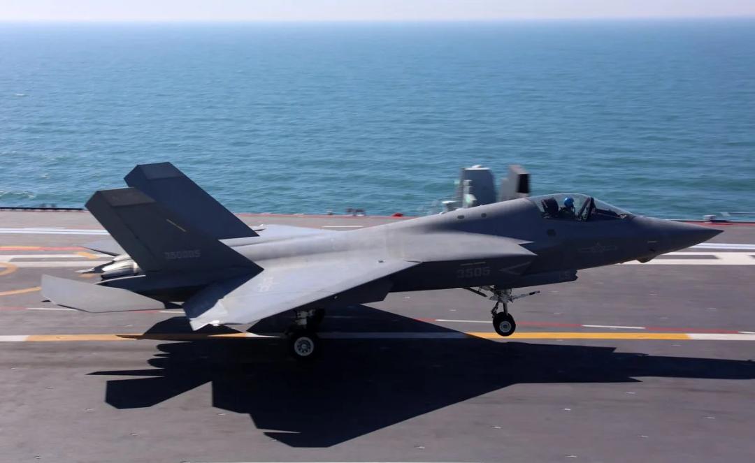 جنگنده چینی J-35 روی ناو فوجیان