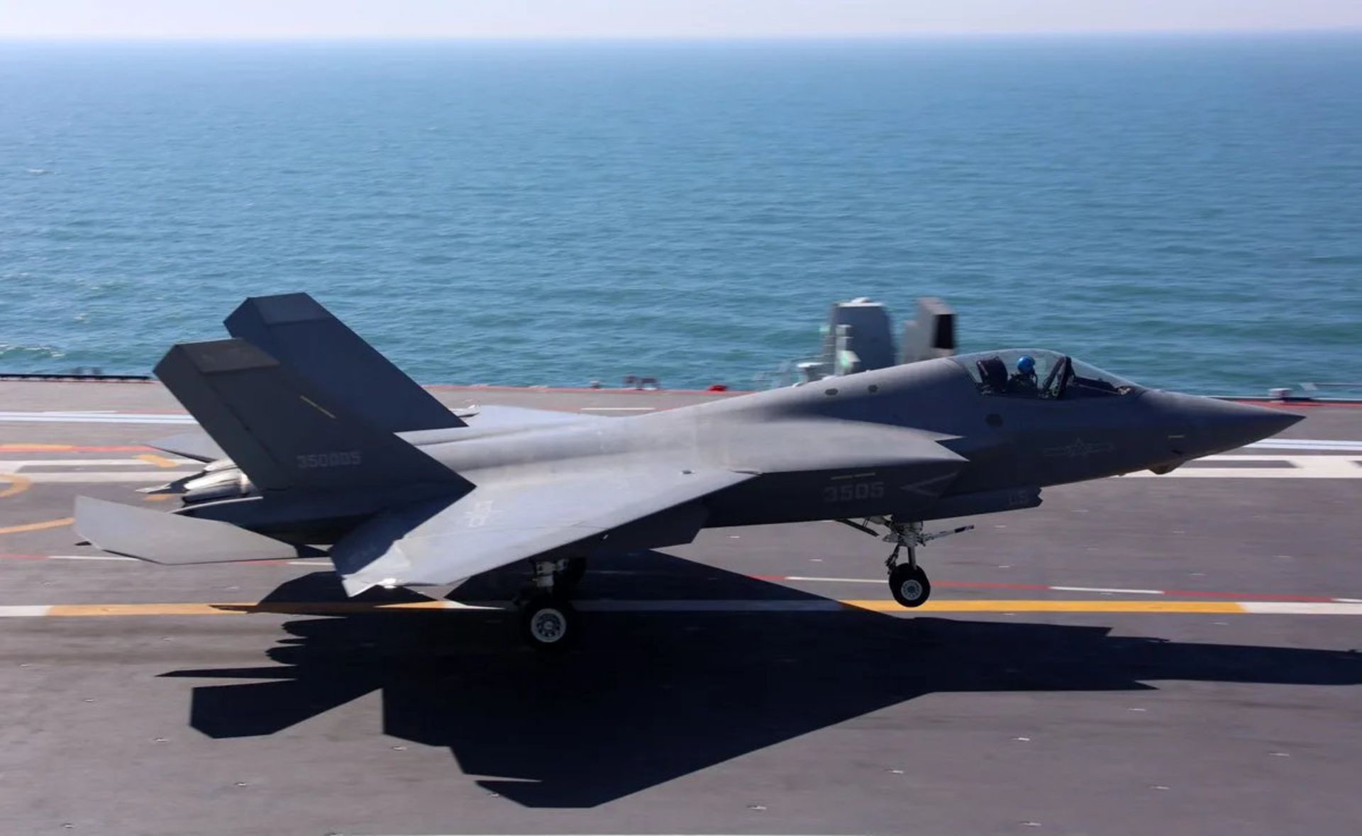 جنگنده چینی J-35 روی ناو فوجیان