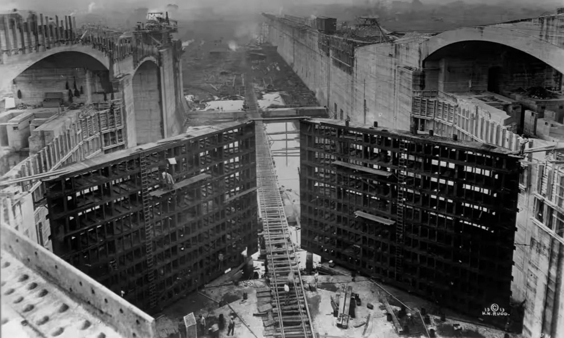 ساخت دروازه‌های قفل کانال پاناما - درهای دولنگه بزرگ