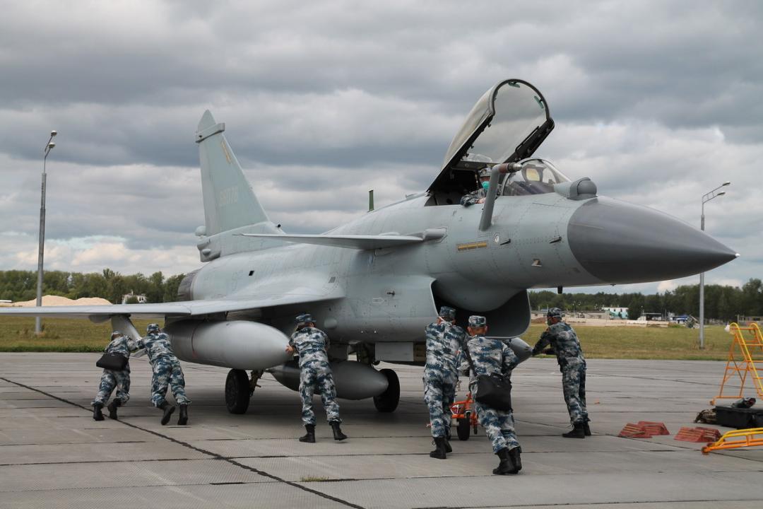 جنگنده چینی J-10B و اعضای نیروی هوایی چین PLAAF