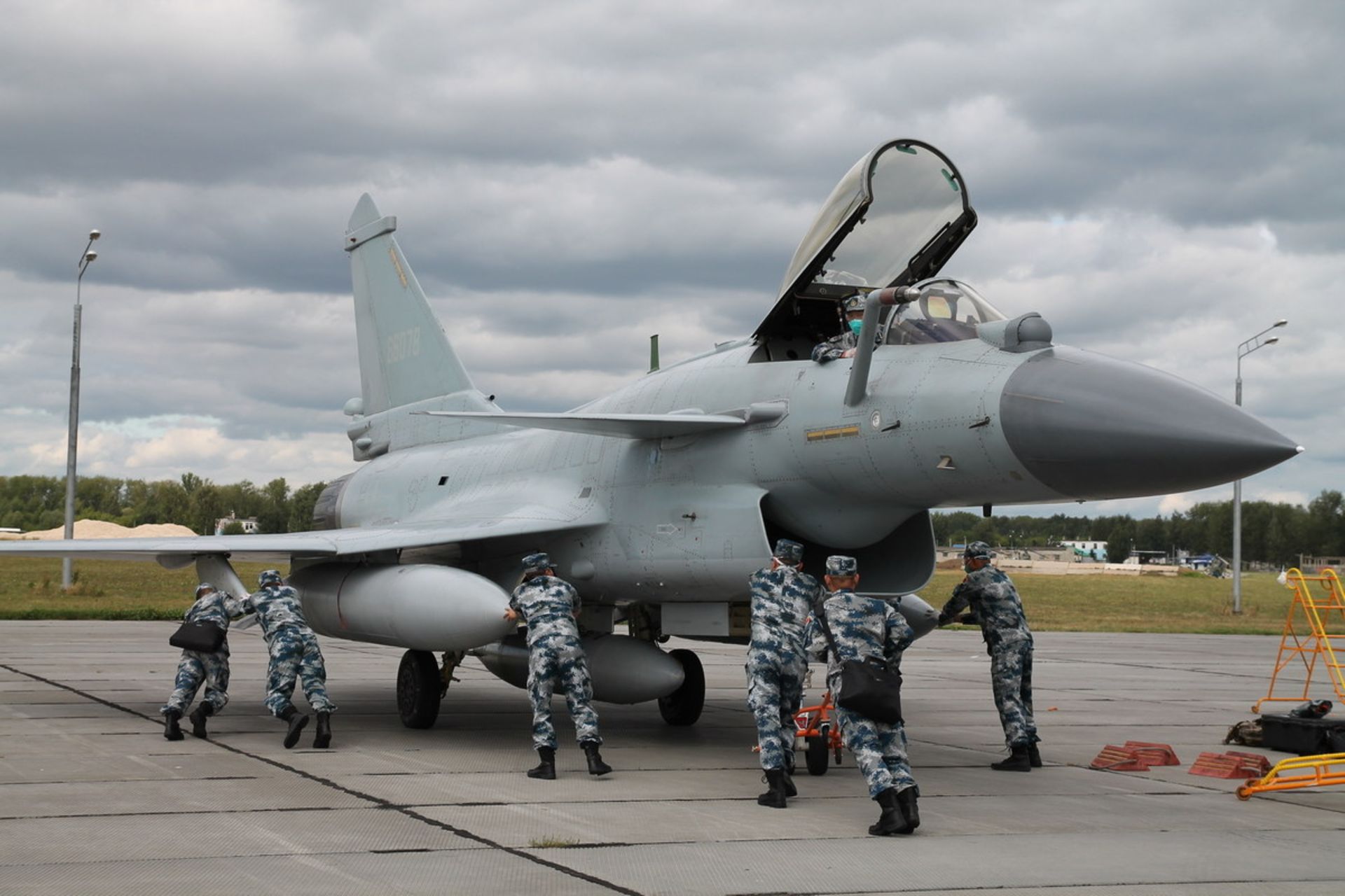 جنگنده چینی J-10B و اعضای نیروی هوایی چین PLAAF