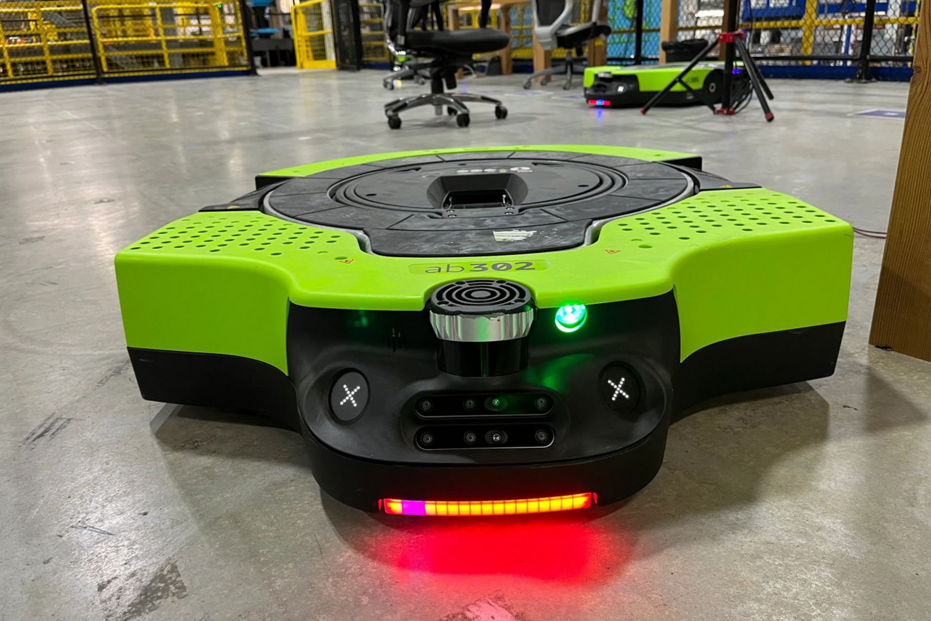 ربات Proteus آمازون با چراغ روشن