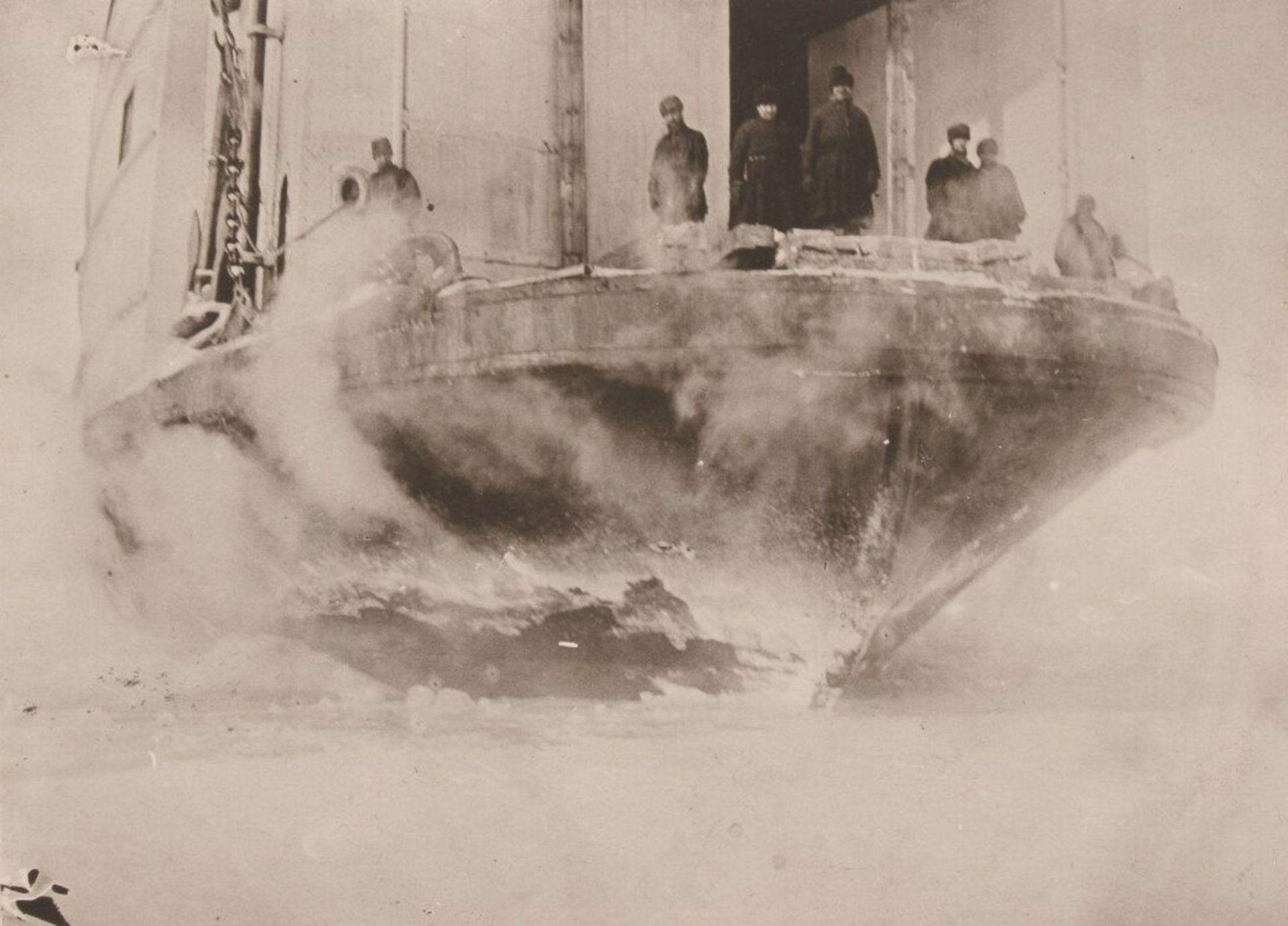 استفاده از کشتی یخ شکن برای ساخت راه‌آهن سراسری سیبری 