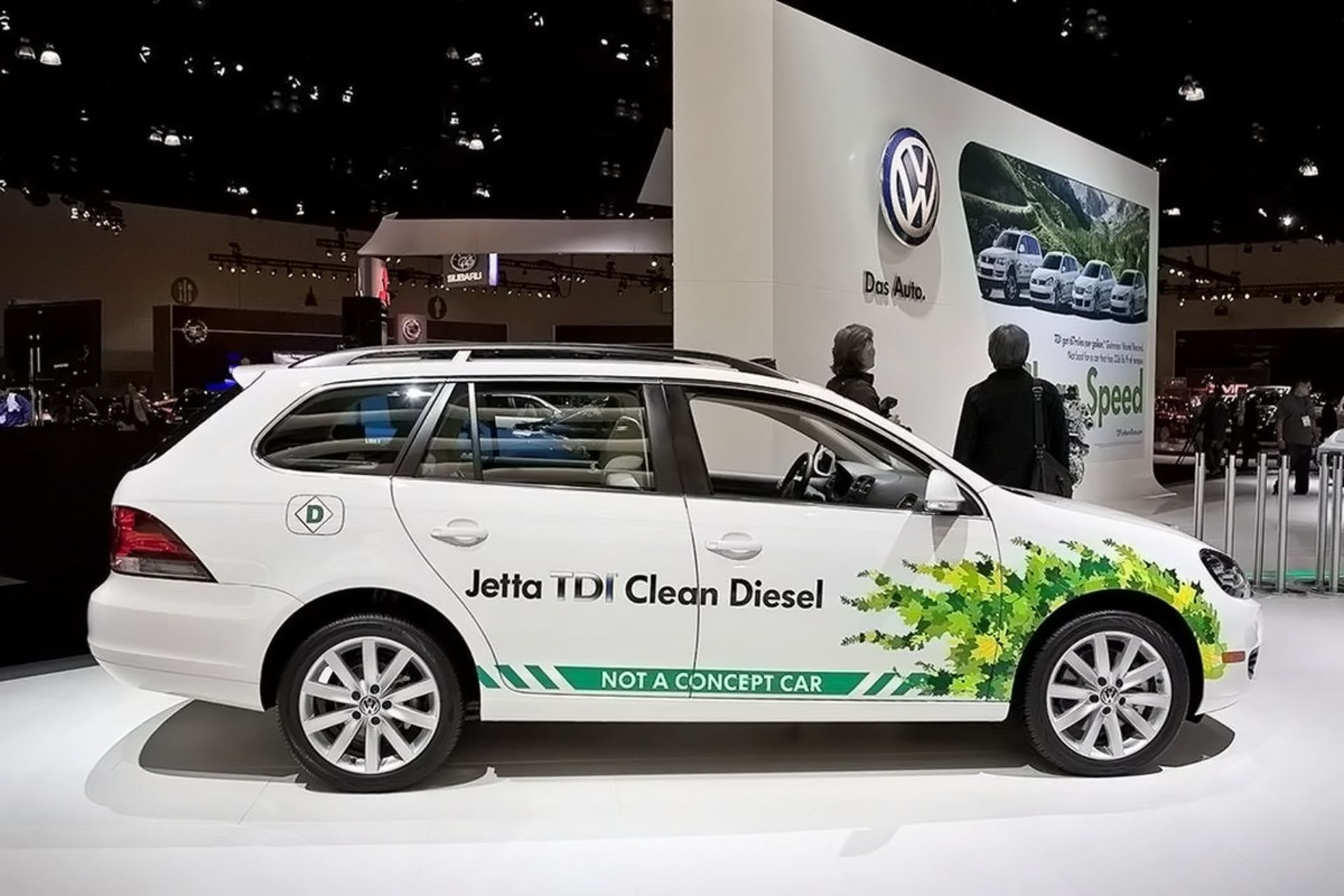 از مجموعه تبلیغات دیزل پاک فولکس‌واگن، خودروی سفید با نقاشی سبز محیط زیست