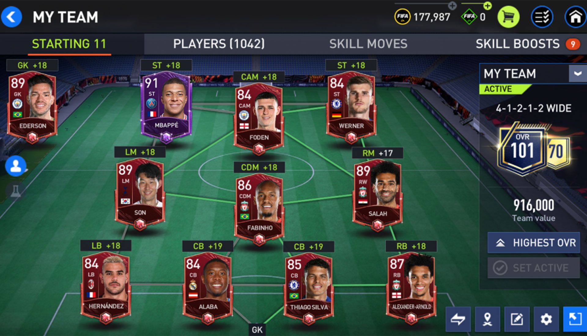 زمین فوتبالی که روی آن کارت چهره بازیگران دیده می شود