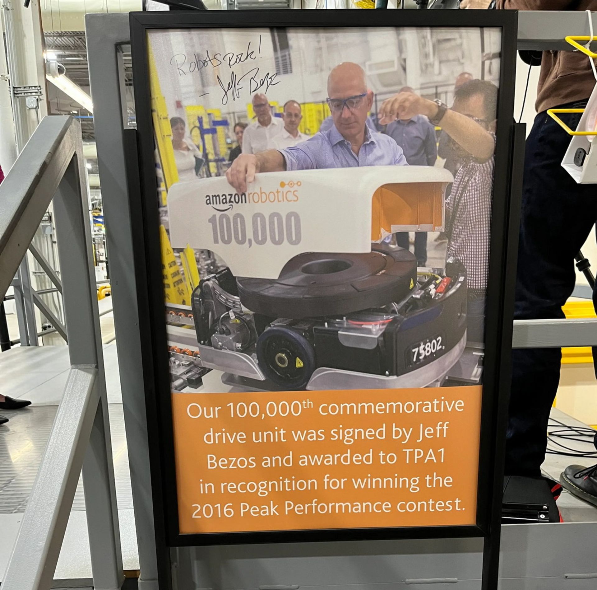 پوستری با امضای جف بزوس در بخش تولید ربات‌های آمازون