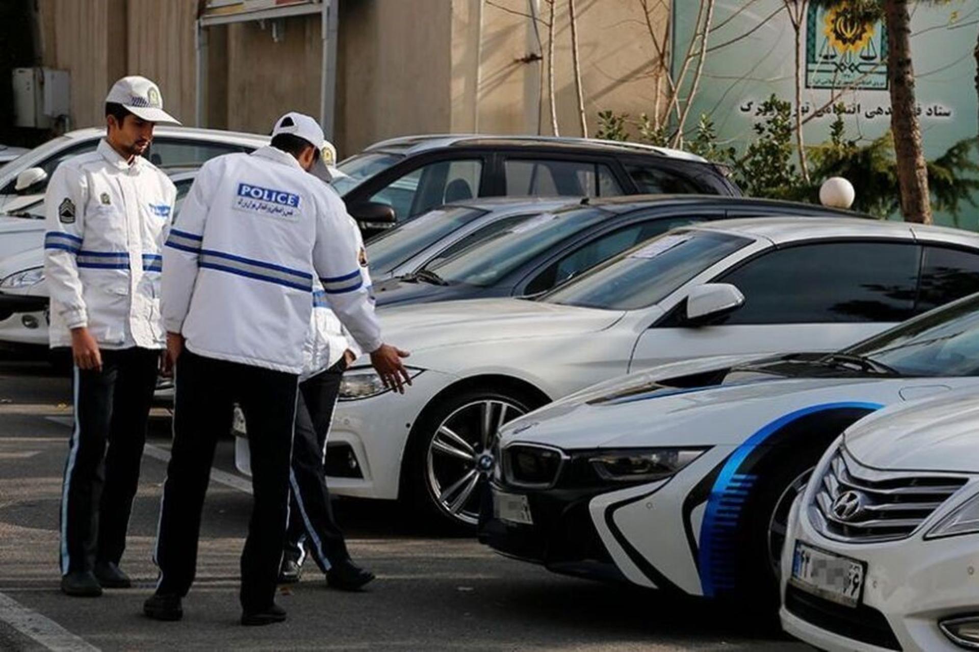 چند ماشین و دو نیروی راهنمایی رانندگی