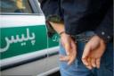 دستبند بر دست یک کلاهبردار