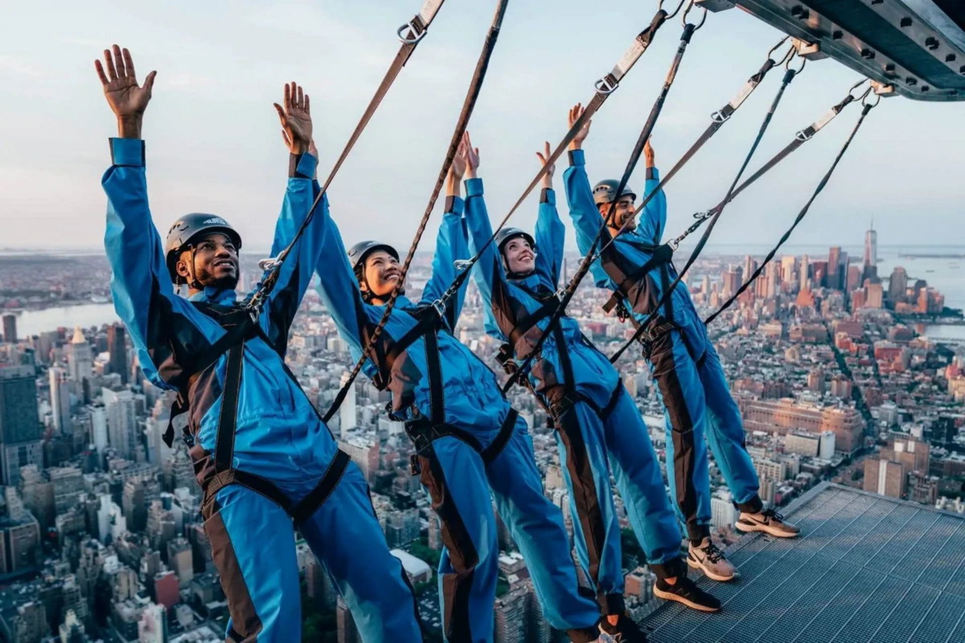 چند نفر با لوازم ایمنی آماده پریدن از ارتفاع