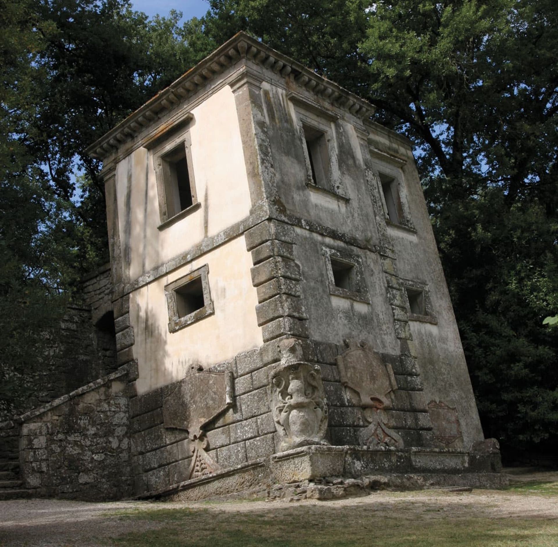 خانه کج در پارک ساکرو بوسکو ایتالیا