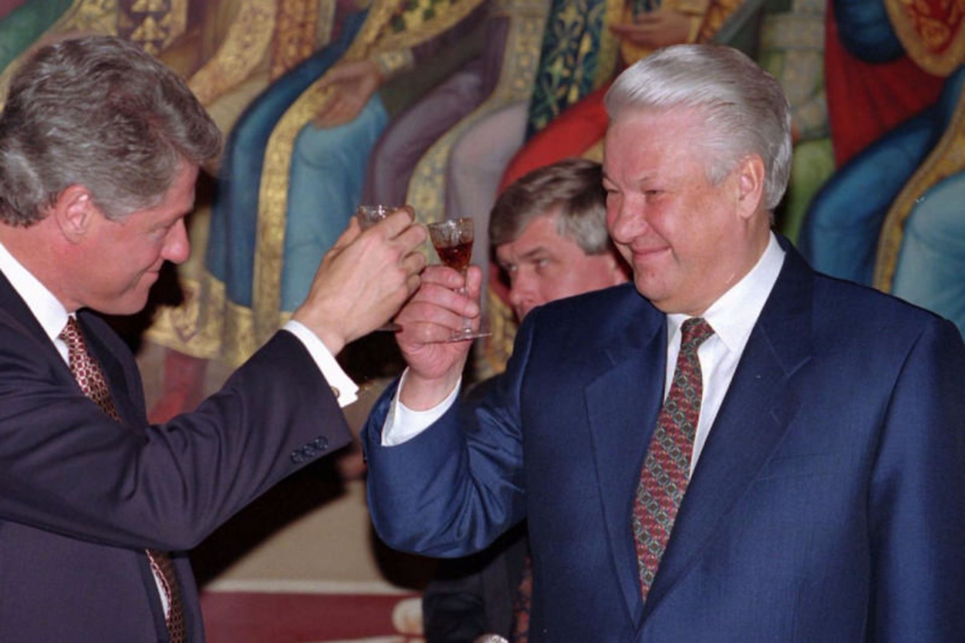 رئیس‌جمهور وقت ایالات متحده، بیل کلینتون (چپ)، با رئیس‌جمهور وقت روسیه، بوریس یلتسین، در ضیافت رسمی کاخ کرملین؛ ۱۴ ژانویه ۱۹۹۴.