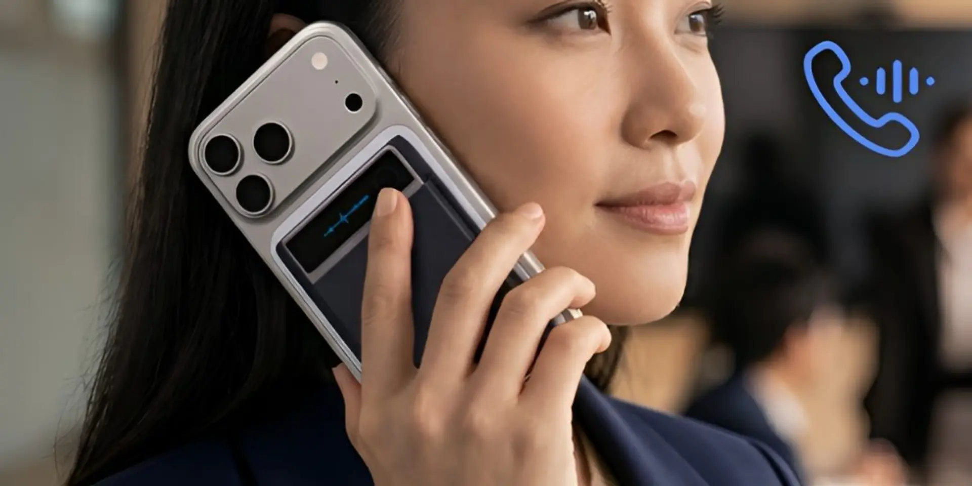 یک دختر جوان در حال مکالمه با گوشی