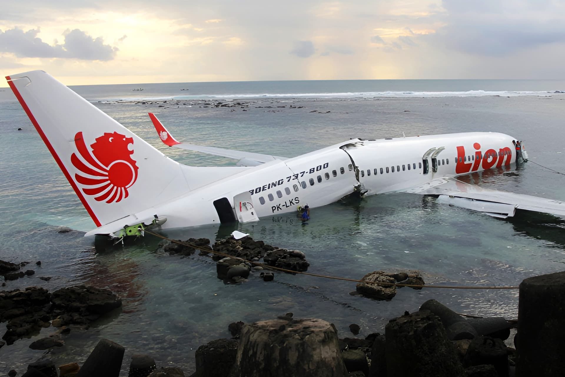 سقوط هواپیمای بوئینگ ۷۳۷ پرواز لاین‌ایر در دریا 