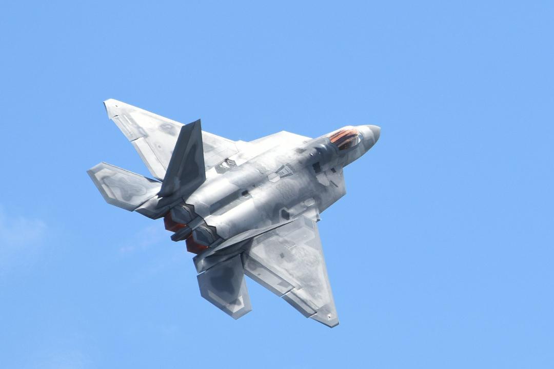 جنگنده‌ی لاکهید مارتین F-22 در حال پرواز در آسمان