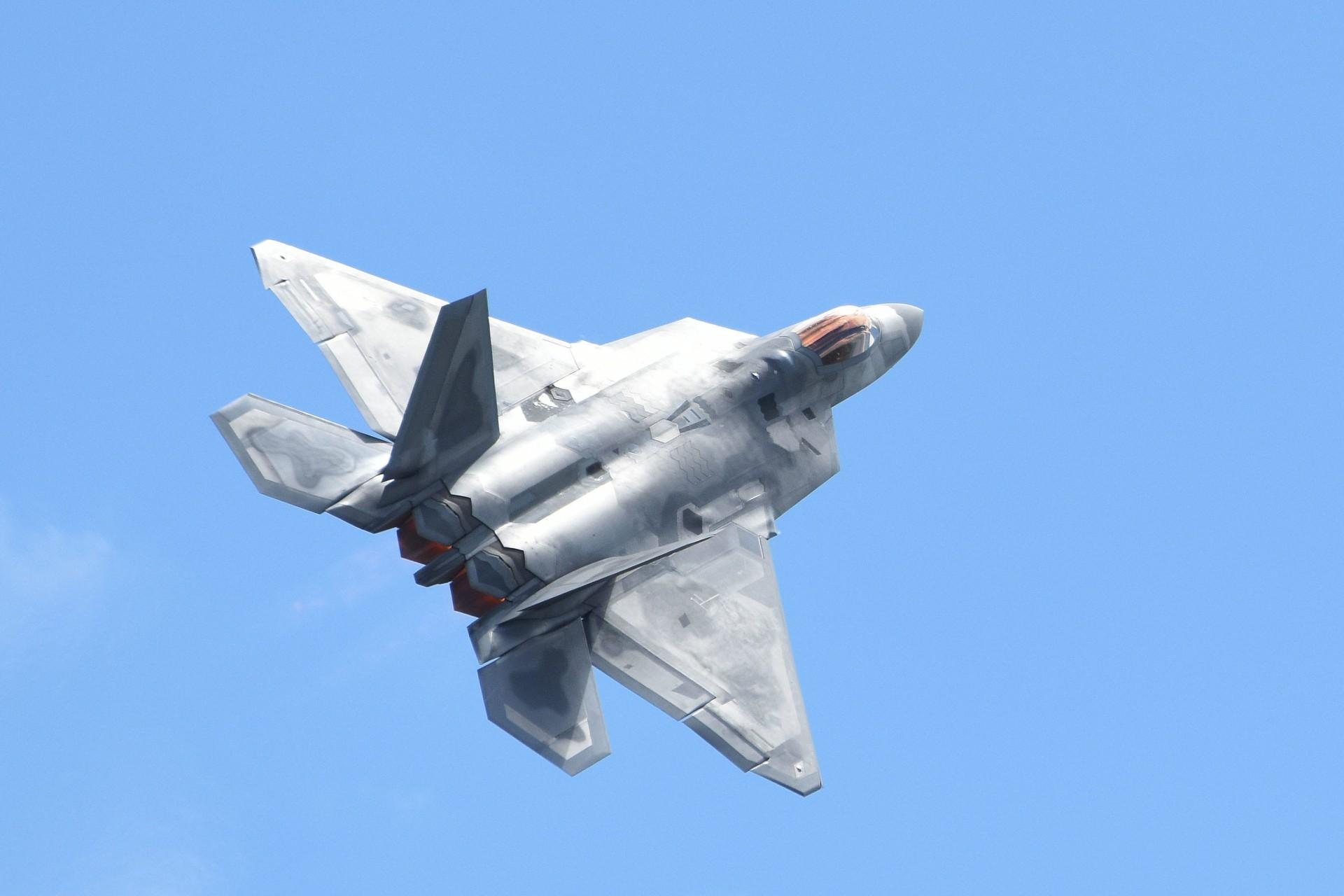 جنگنده‌ی لاکهید مارتین F-35 در حال پرواز در آسمان