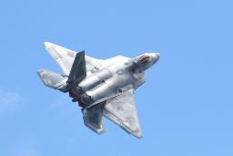 جنگنده‌ی لاکهید مارتین F-22 در حال پرواز در آسمان