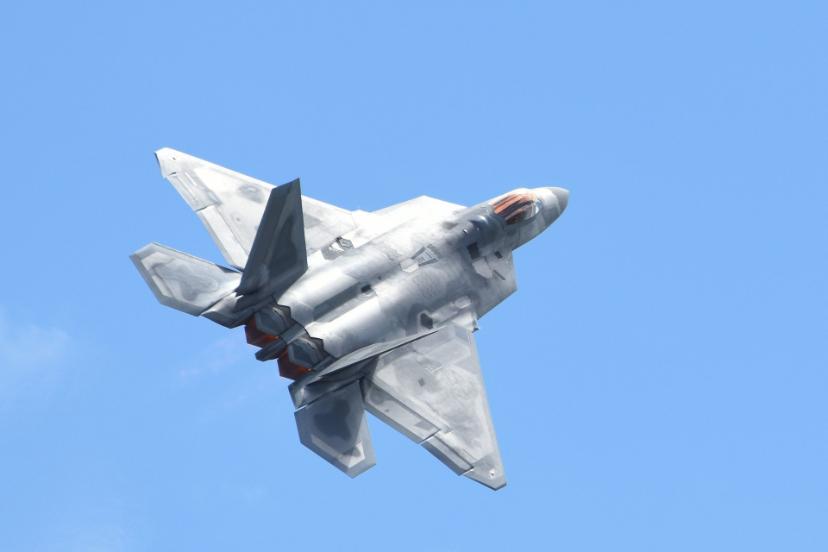 جنگنده‌ی لاکهید مارتین F-22 در حال پرواز در آسمان
