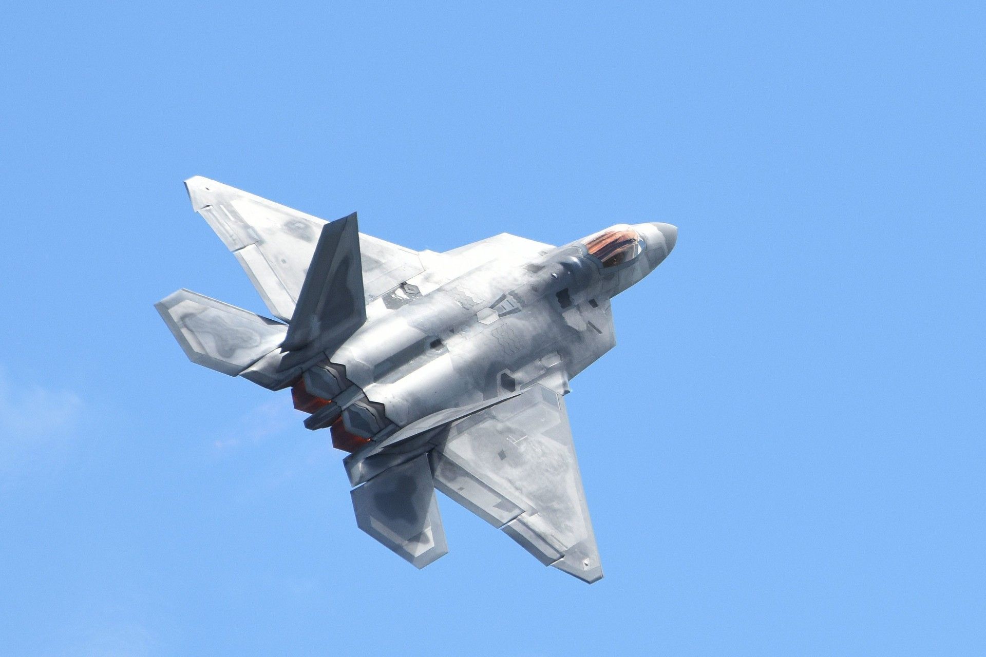 جنگنده‌ی لاکهید مارتین F-22 در حال پرواز در آسمان