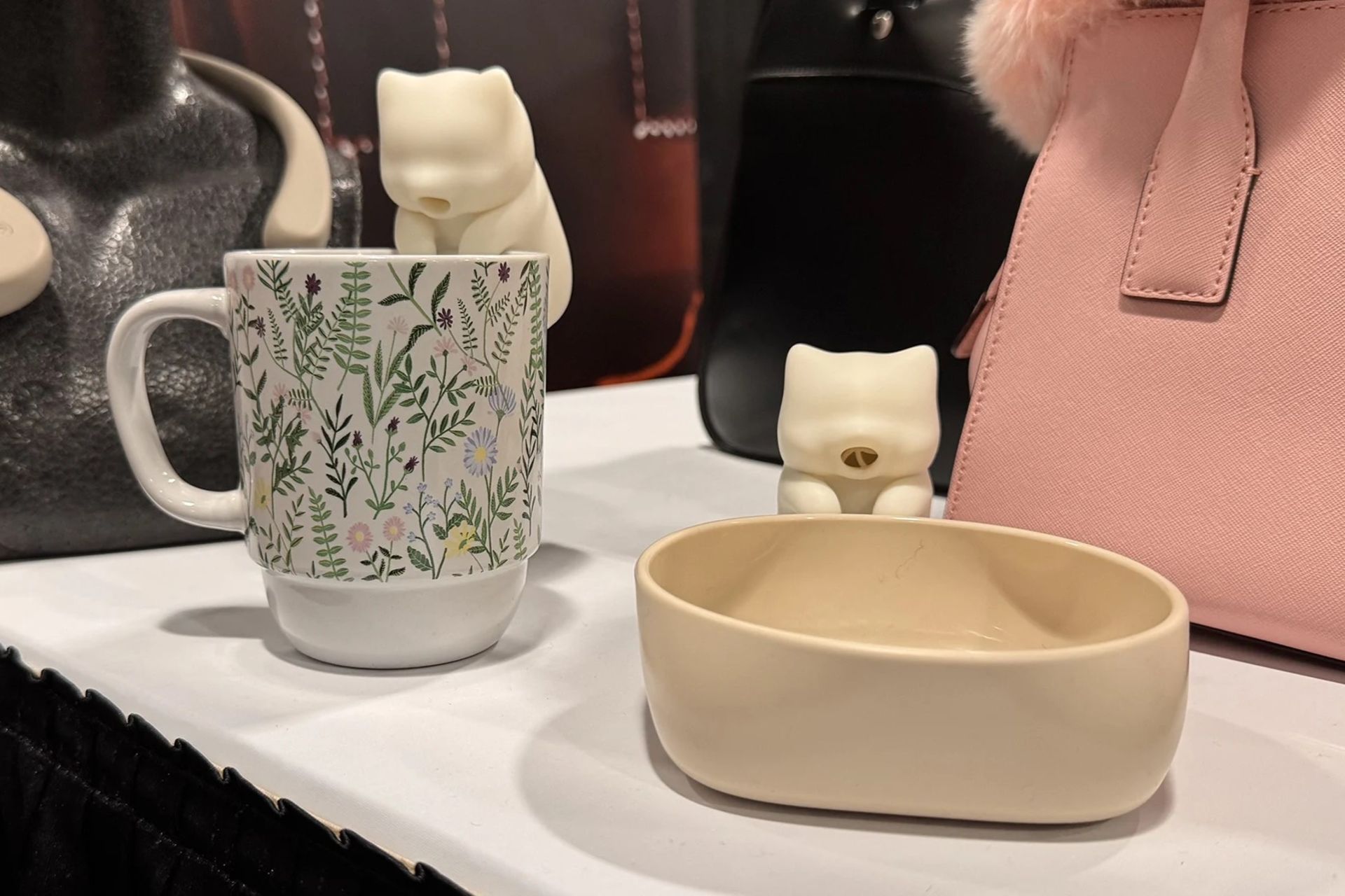 گربه رباتیک Nékojita FuFu چسبیده به لیوان