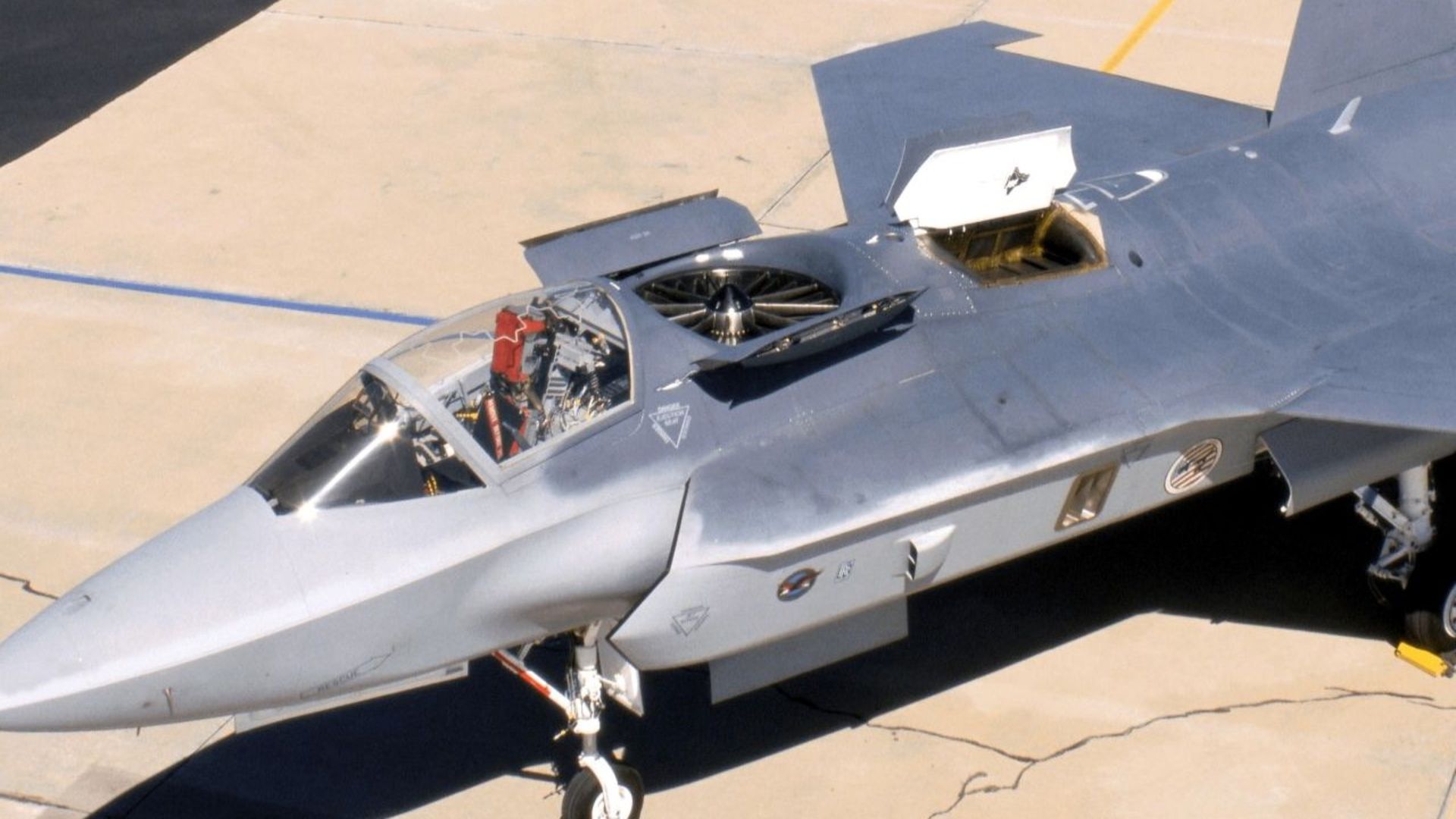 ورودی‌های فن هوا و دریچه‌های کناری F-35B