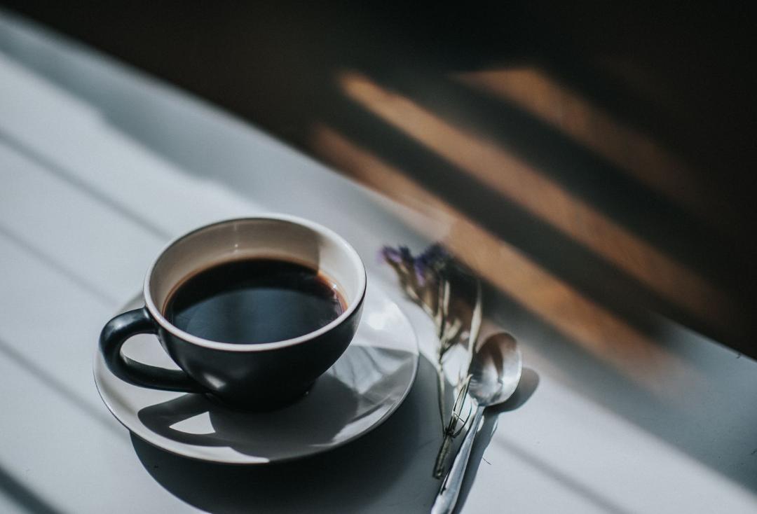 یک لیوان قهره روی میز