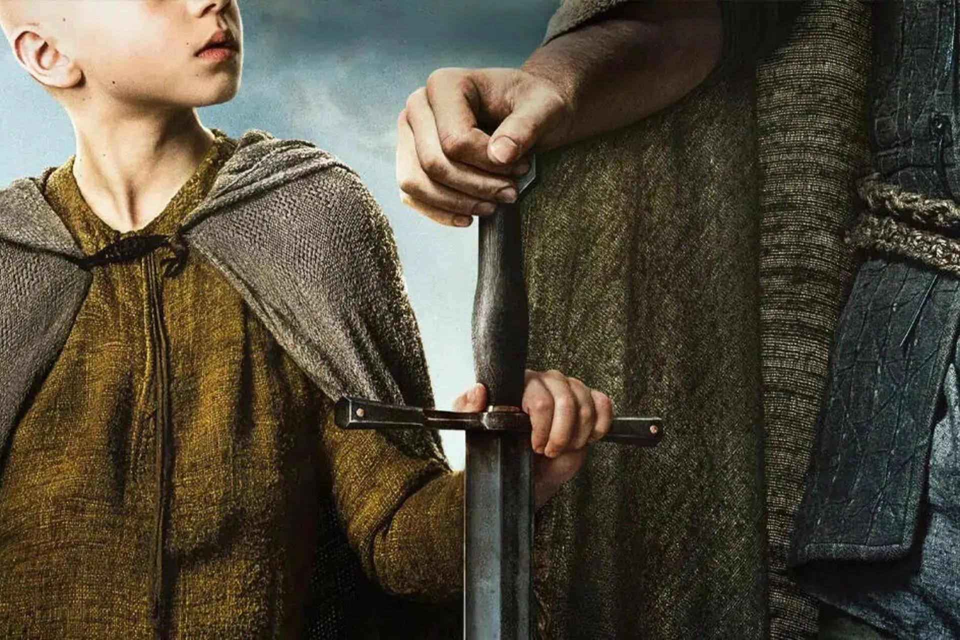 یک پسر نوجوان در حال نگاه به بالا و شمشیر به دست