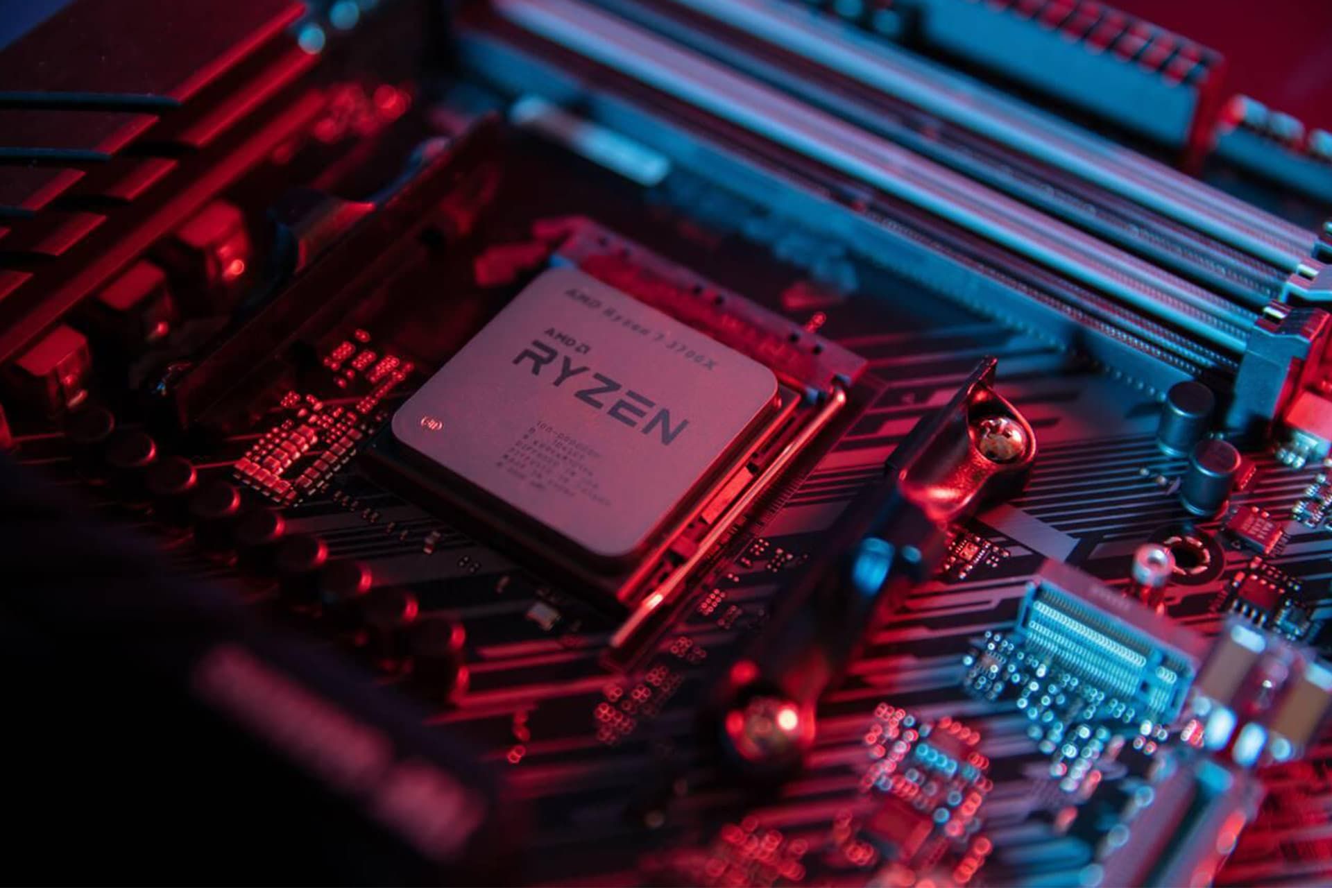 تصویر سطح یک مادربرد با پردازنده رایزن AMD