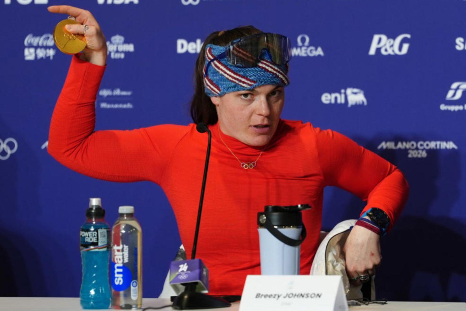 ورزشکاری که مدال طلای شکسته را نشان می‌دهد