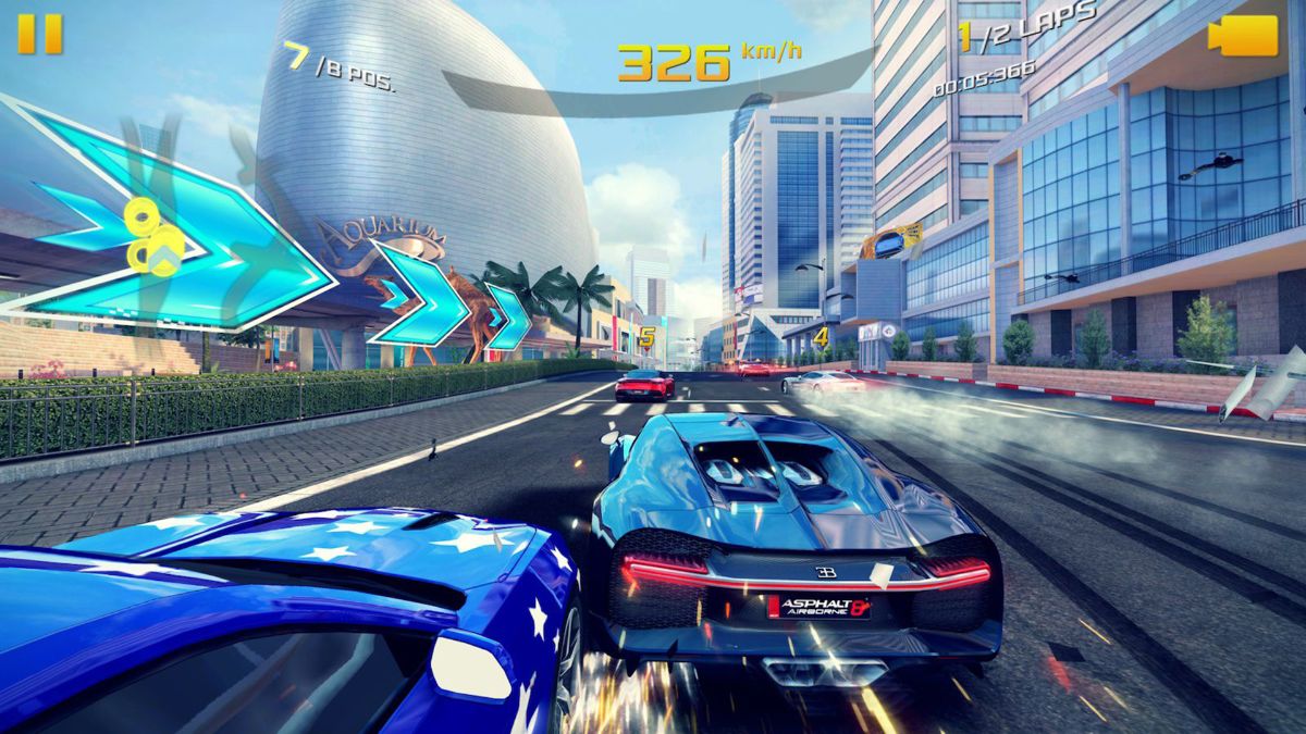 محیط بازی Asphalt 8 که ماشین های مختلف را در جاده ای در حال رقابت نشان می دهد