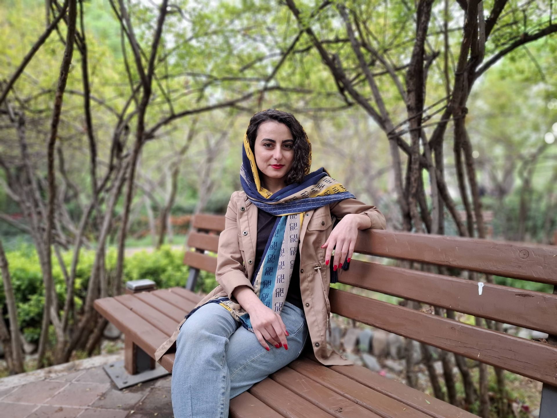 خانمی که روی یک نیمکت در پارک نشسته است - دوربین اصلی گلکسی A55