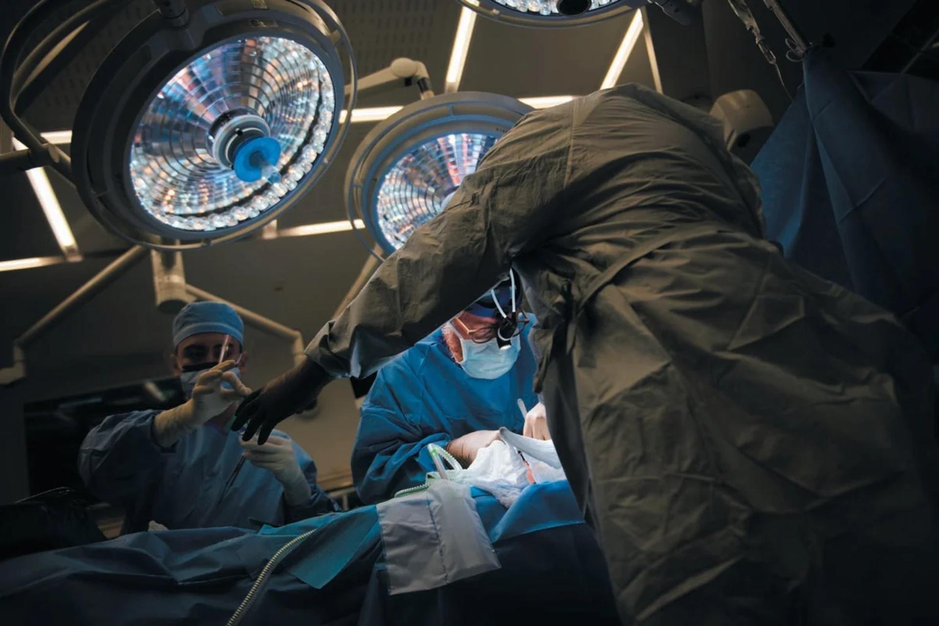 چند جراح در اتاق عمل مشغول جراحی هستند