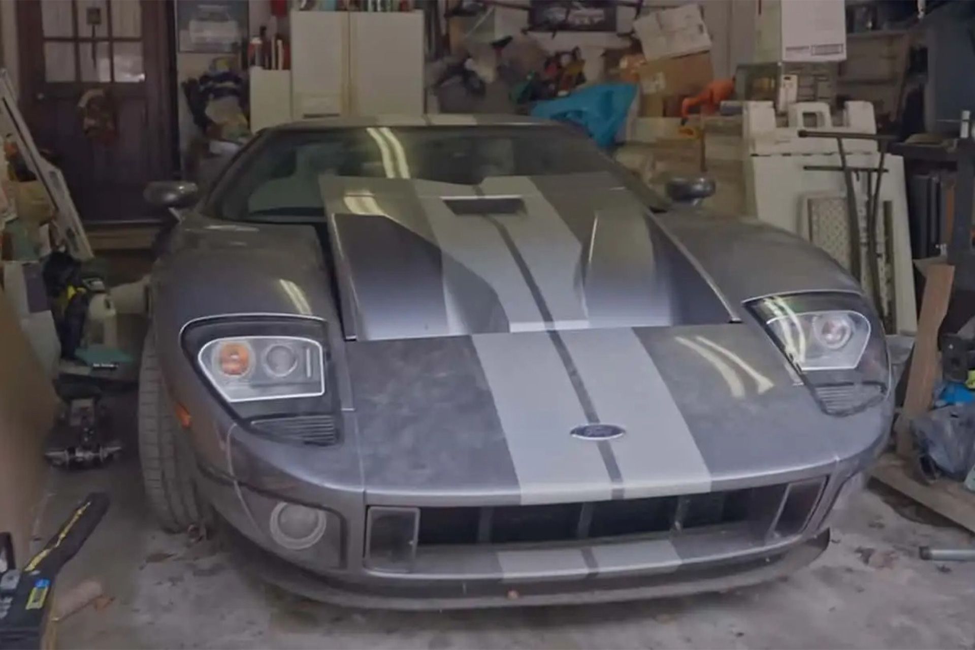 نمای جلو خودرو قدیمی فورد GT داخل گاراژ