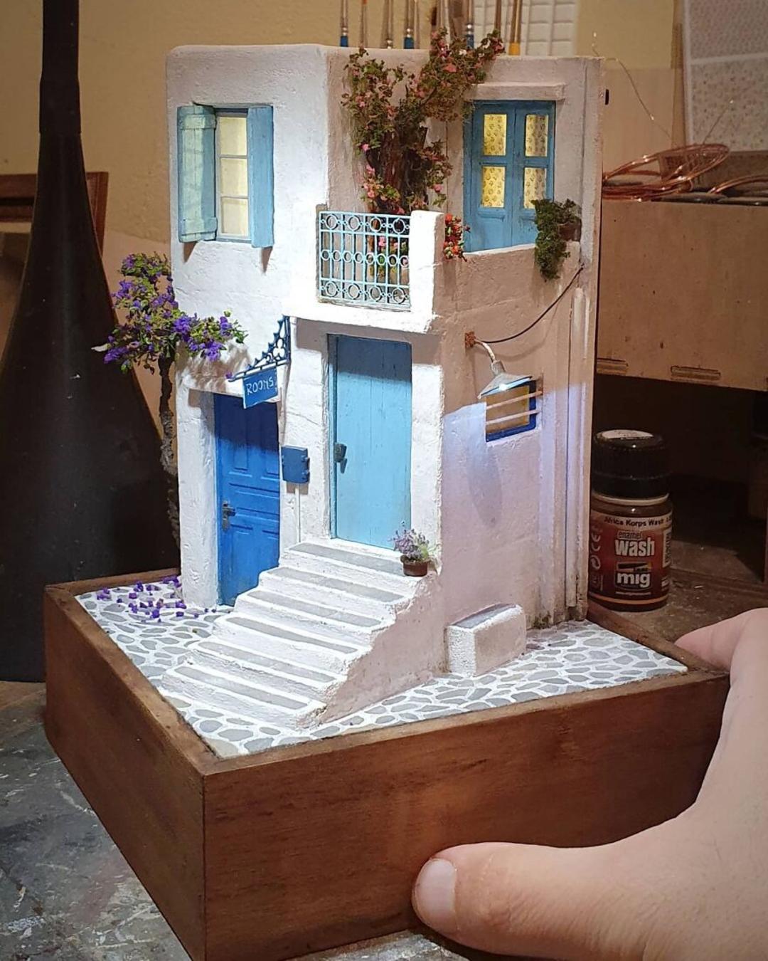 ساختمان ساحلی سفید آبی