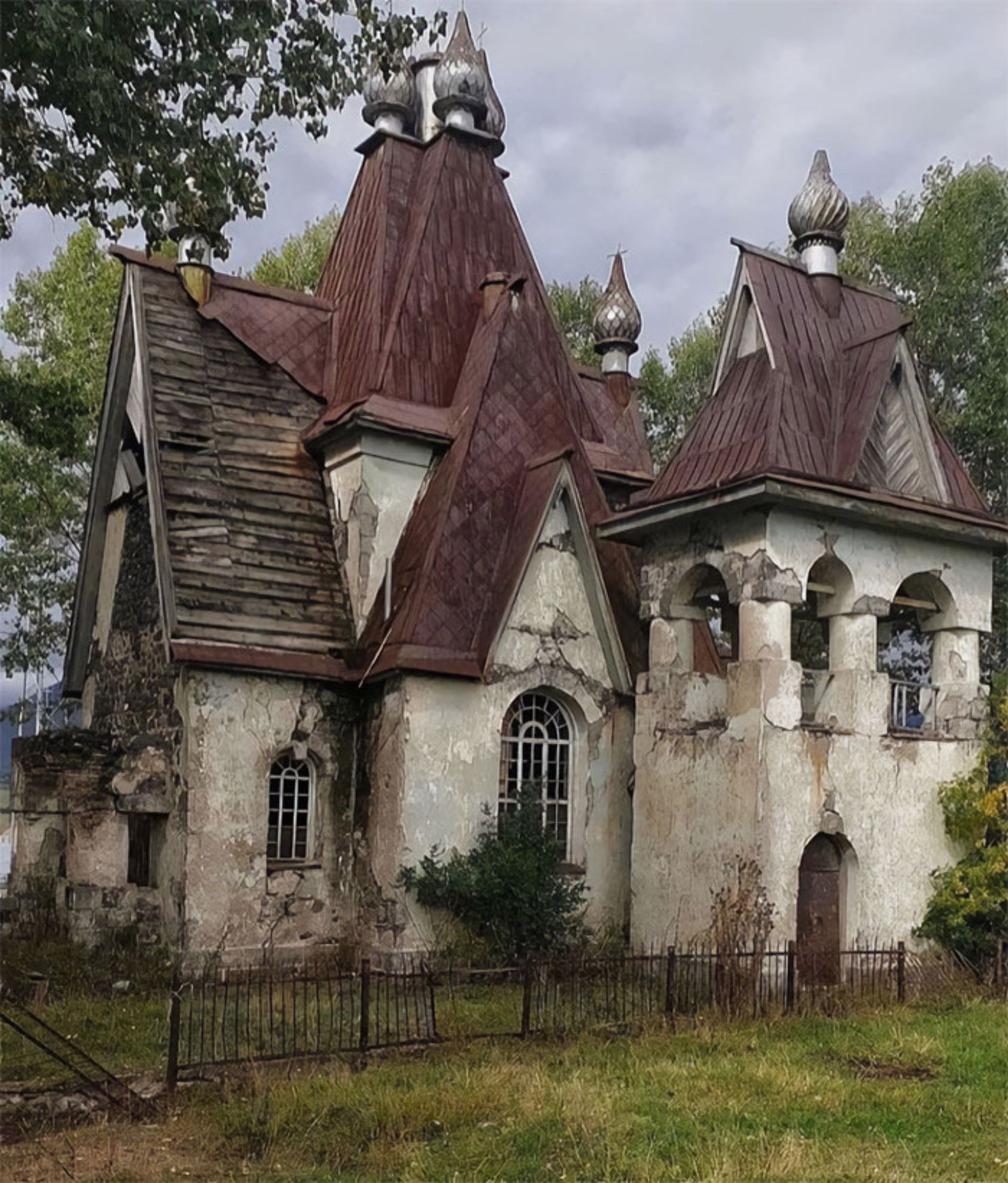 یک کلیسای متروکه واقع در ارمنستان