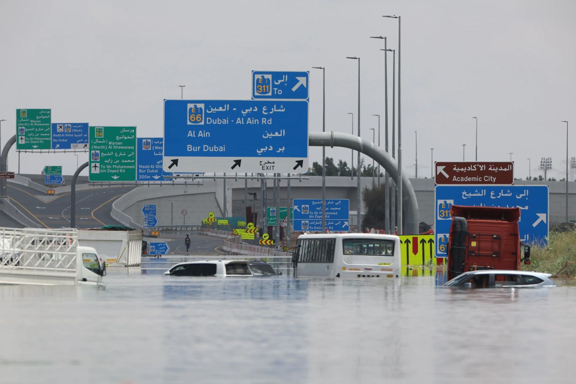 خودروهای رهاشده در بزرگراه غرق آب