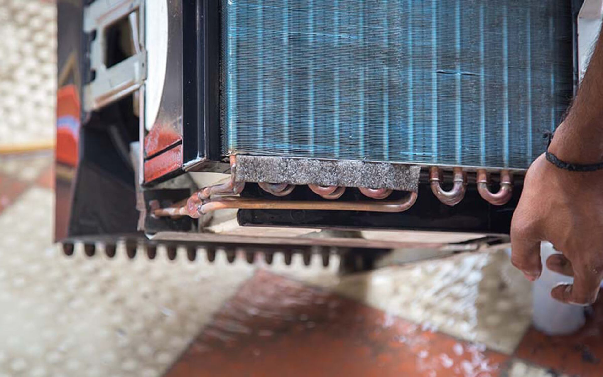 تمیزکردن پره و کویل کولر گازی پنجره‌ای