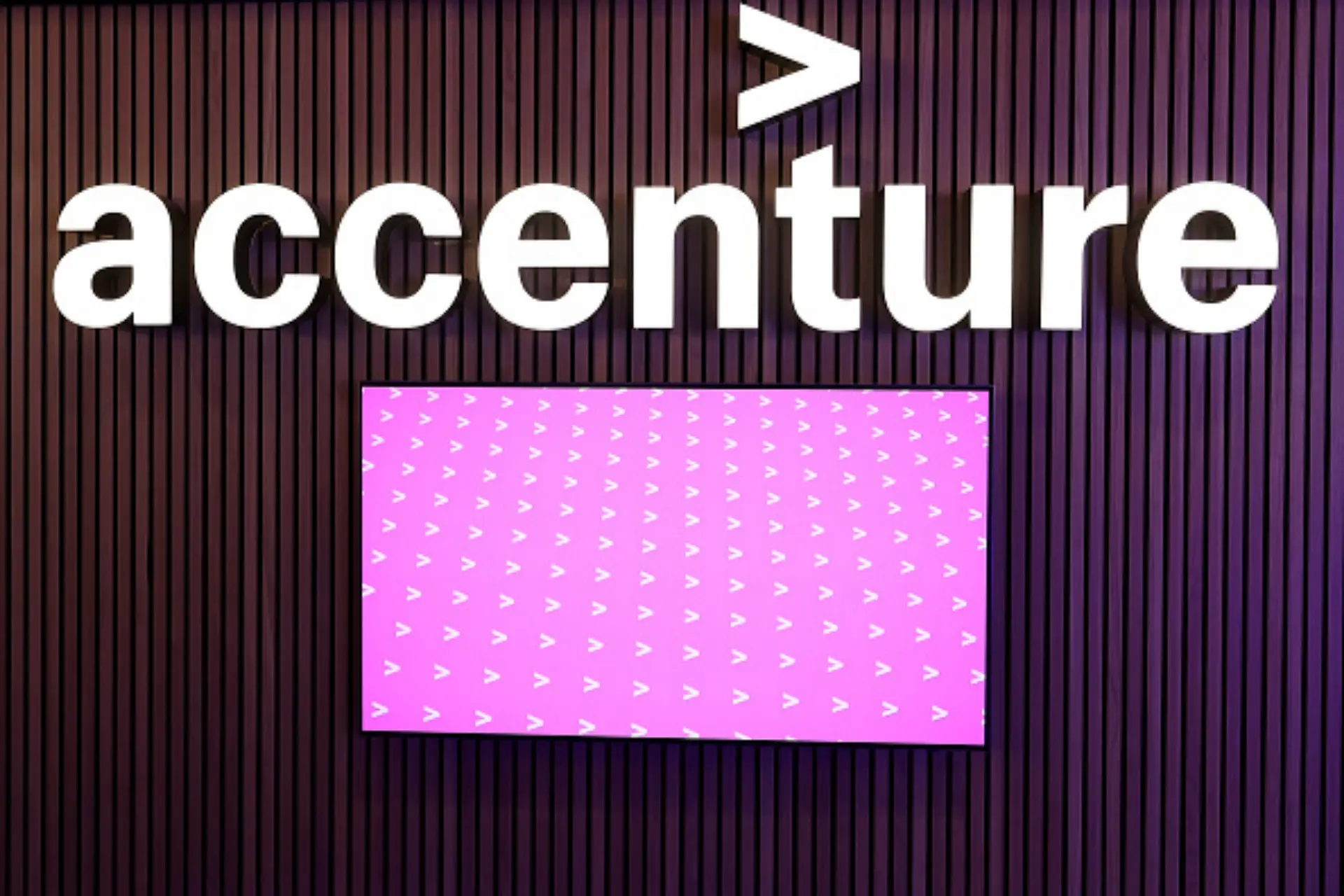 لوگوی شرکت اکسنچر روی دیوار