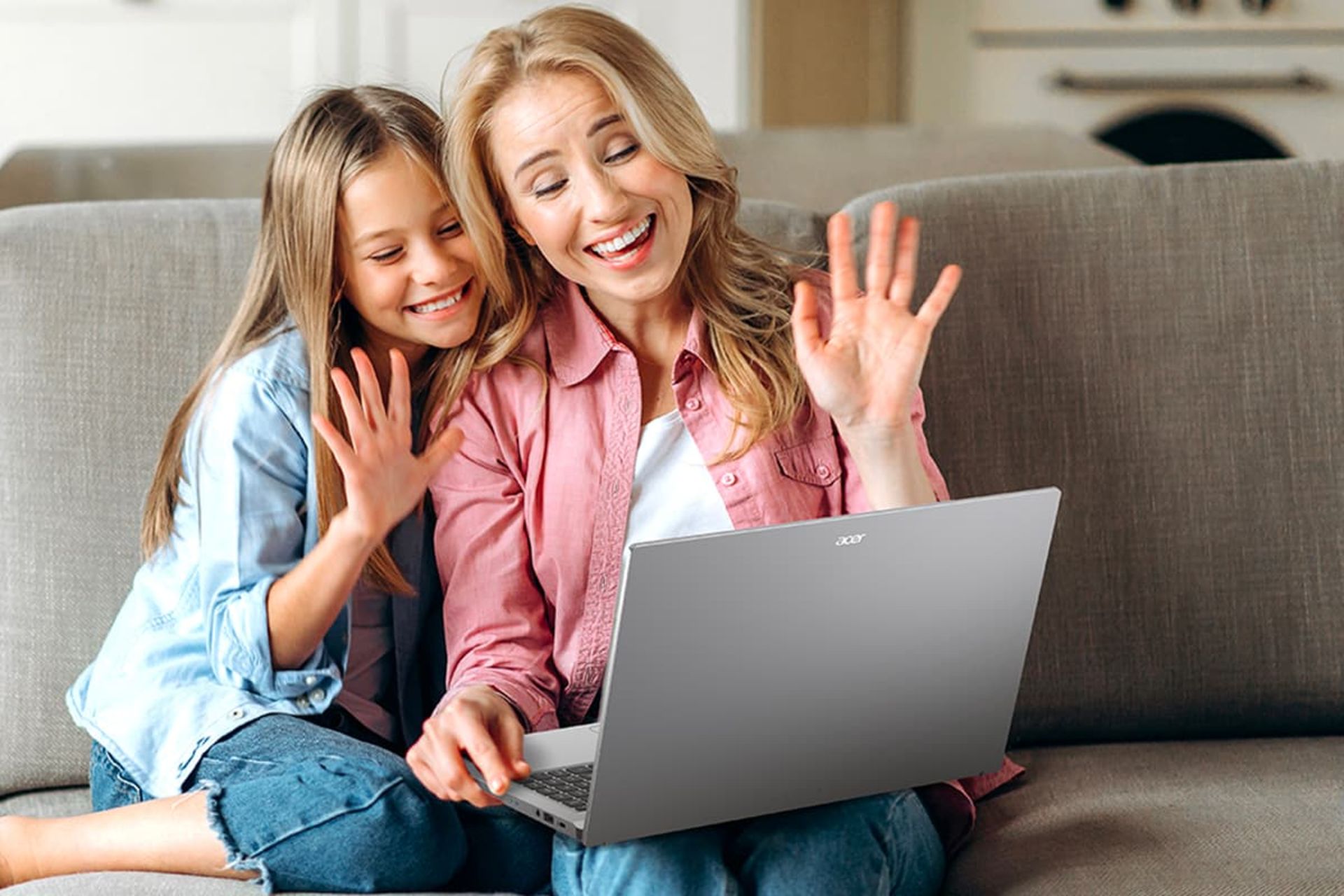 مادر و دختر خوشحال در حال کار با لپ تاپ Acer Aspire Go 2024