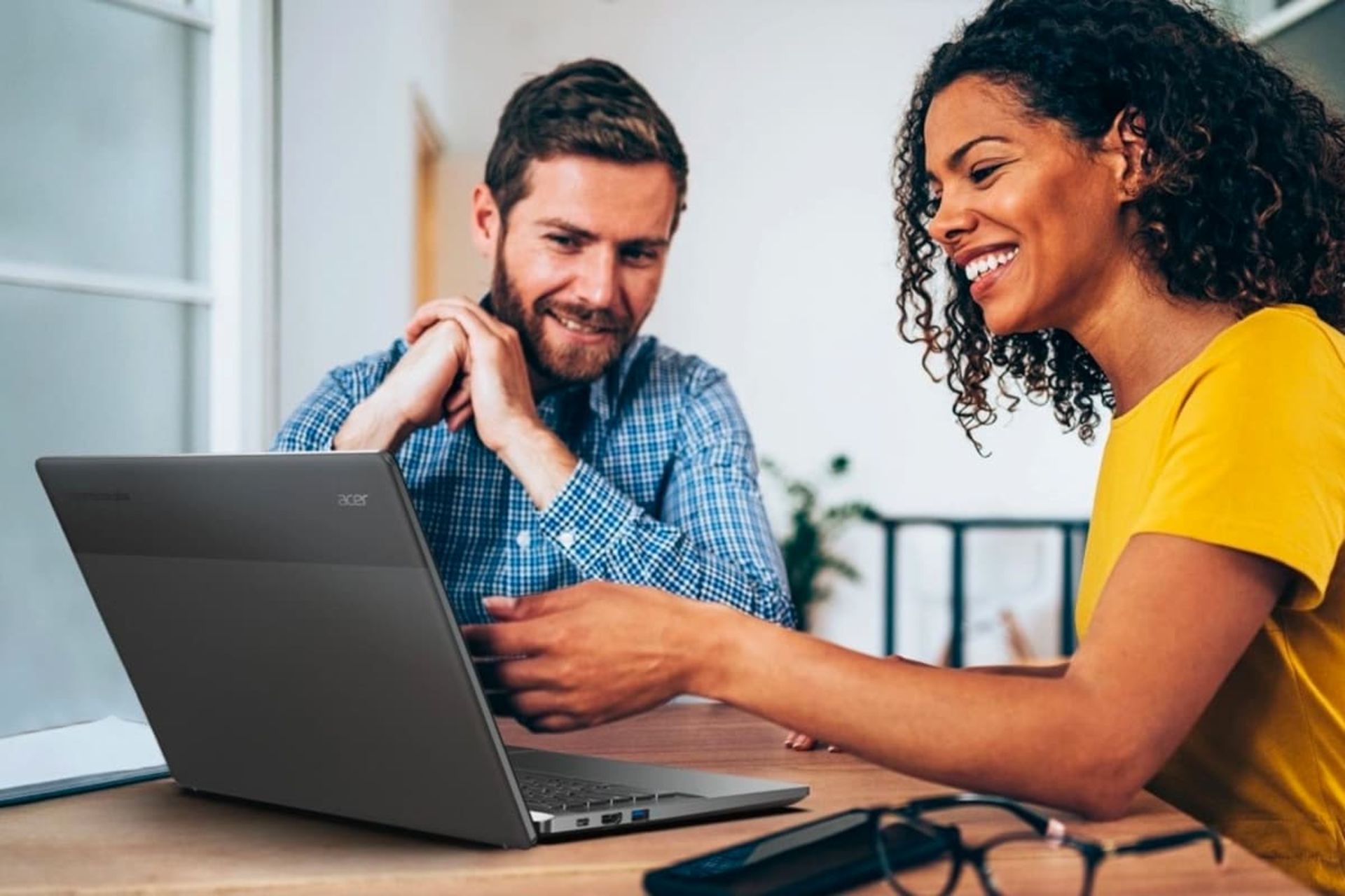 دختر سیاه پوست و پسر سفیدپوست با لپ تاپ ایسر کروم بوک پلاس ۵۱۵