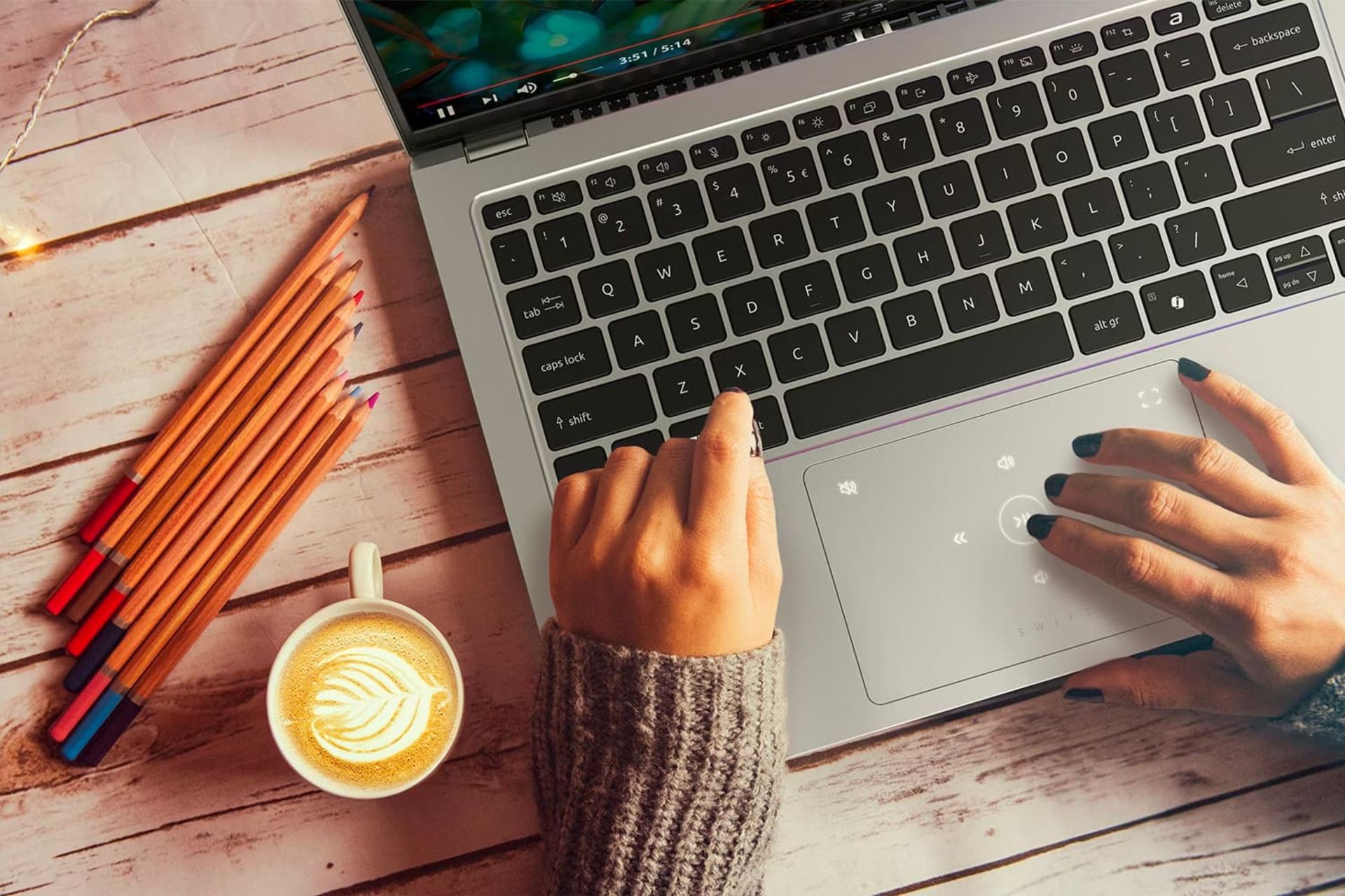 دست روی لپ تاپ ایسر سوییفت Acer Swift 2024 روی میز