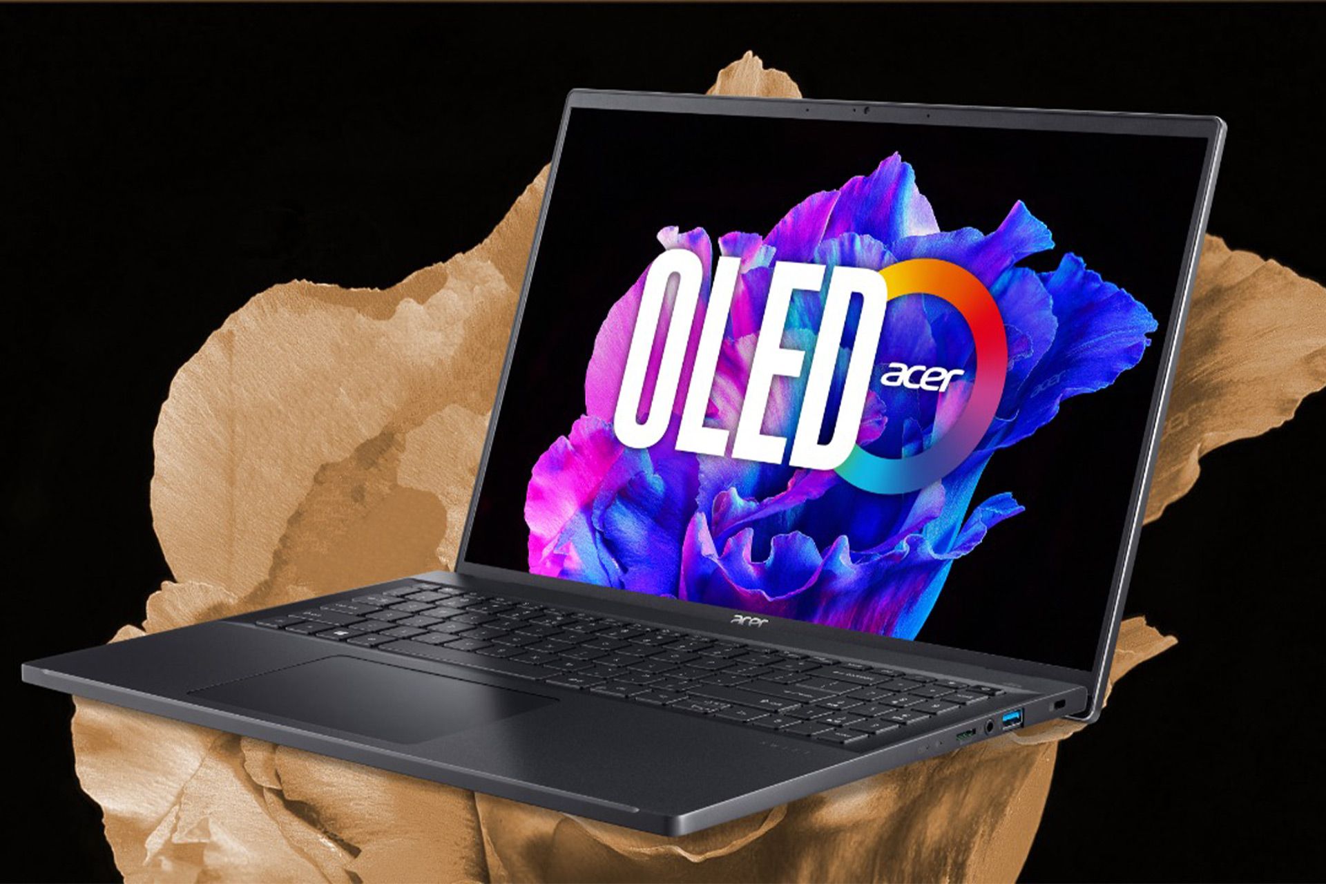 لپ‌تاپ ایسر سوییفت گو ۱۶ پرو Black Edition از نمای جلو و جانبی و نمایش پورت‌های سمت راست