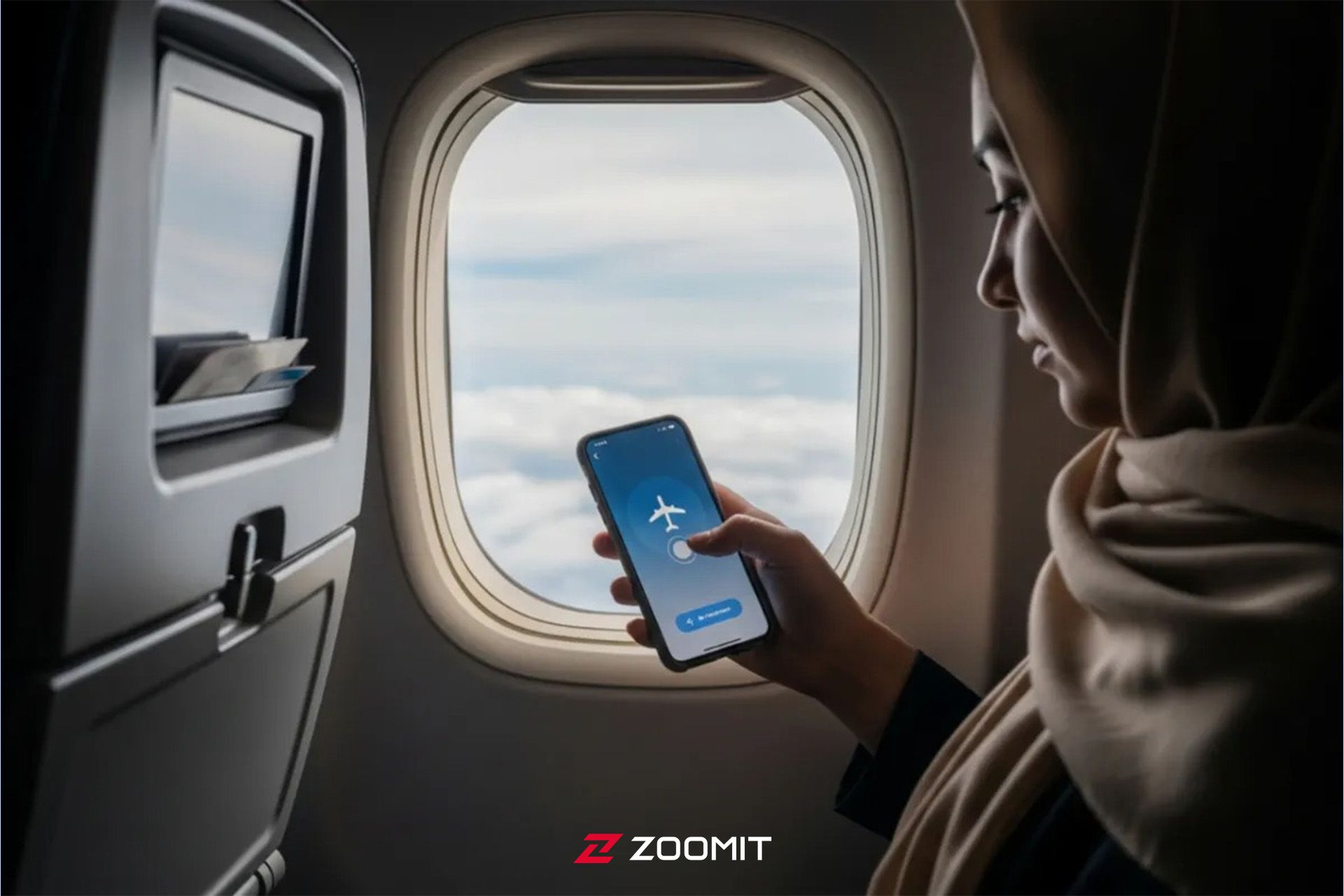 زن جوان درحال فعال‌سازی حالت هواپیما گوشی