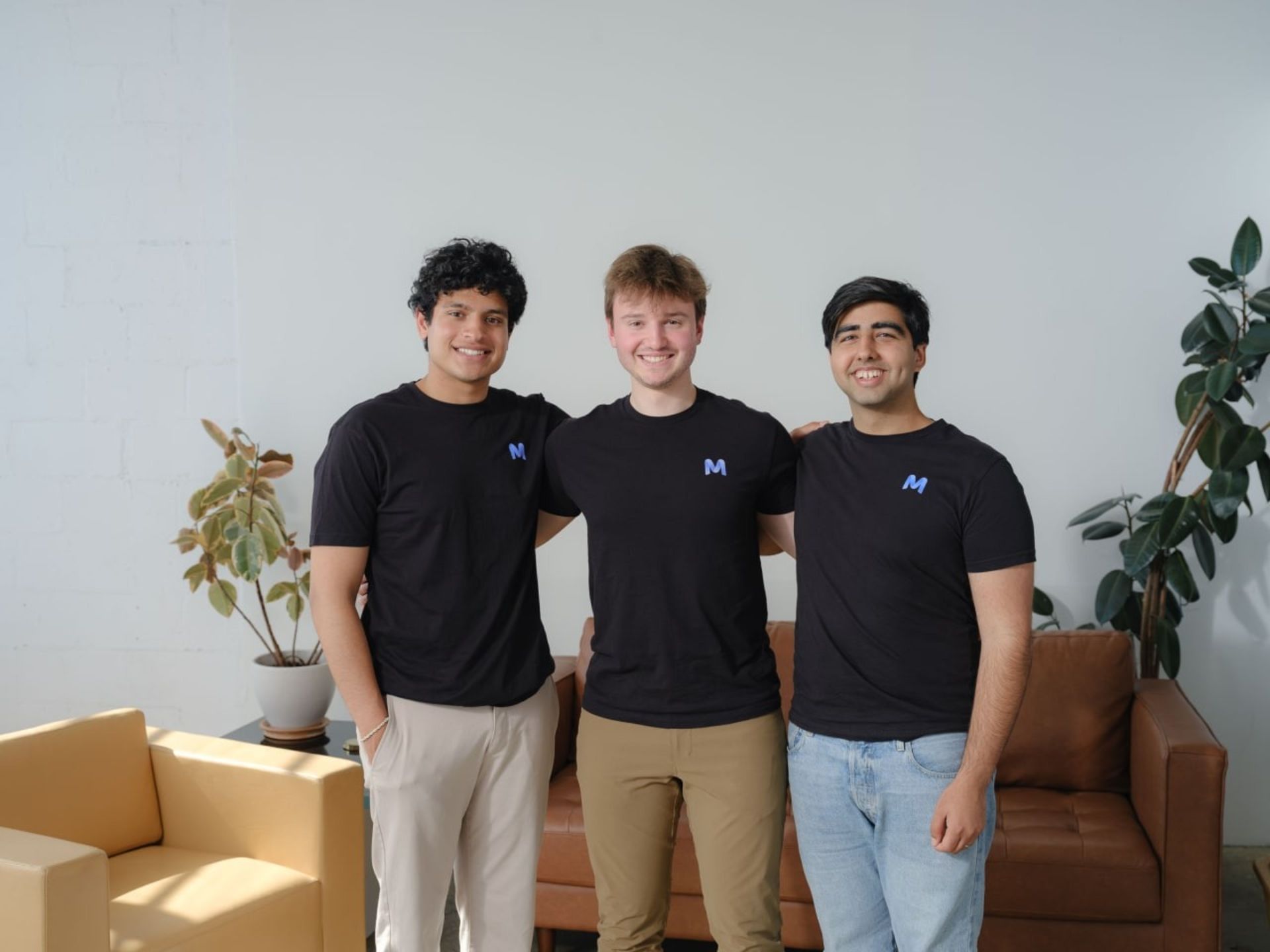 سه پسر جوان با تیشرت مشکی کنار هم